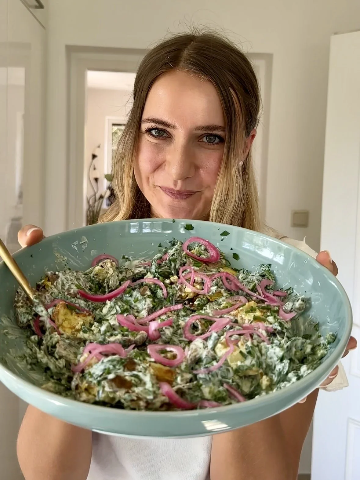 crispy-wild-garlic-baerlauch-smashed-potato-salad-you-need-to-try-salat-frühling-bärlauch-kartoffel-erdäpfel-einfach-viral-knusprig-protein-leicht-rezept-recipe