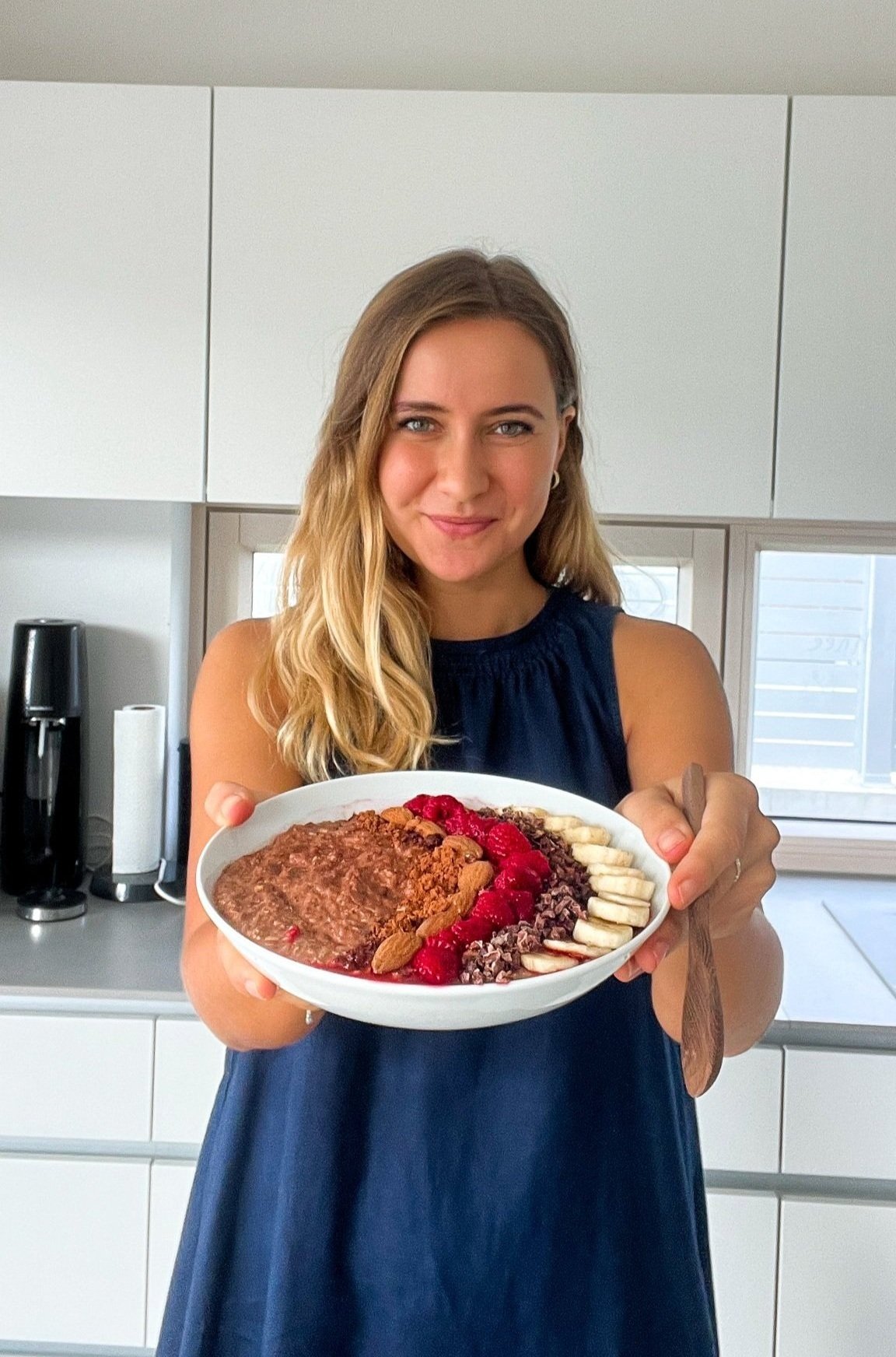 vegan-chocolate-oats-oatmeal-quick-breakfast-haferflocken-frühstück-plant-based-brunch-recipe-magda-mag-das-tonka-bean-tonkabohne