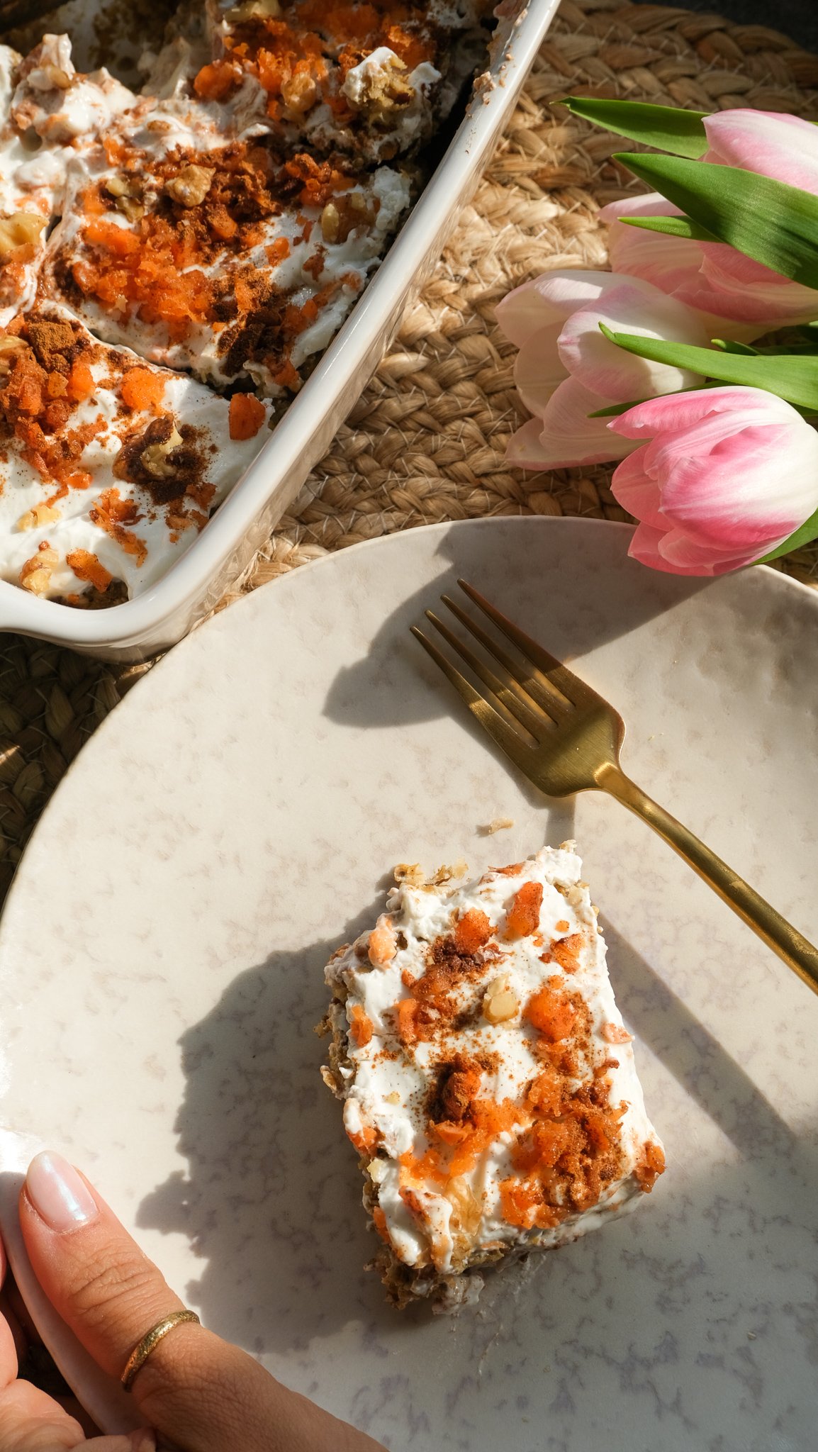 high-protein-baked-carrot-cake-oats-perfect-for-easter-ostern-karottenkuchen-frühstück-ostern-brunch-einfach-rezept-skyr-karotten-rübli-oatmeal