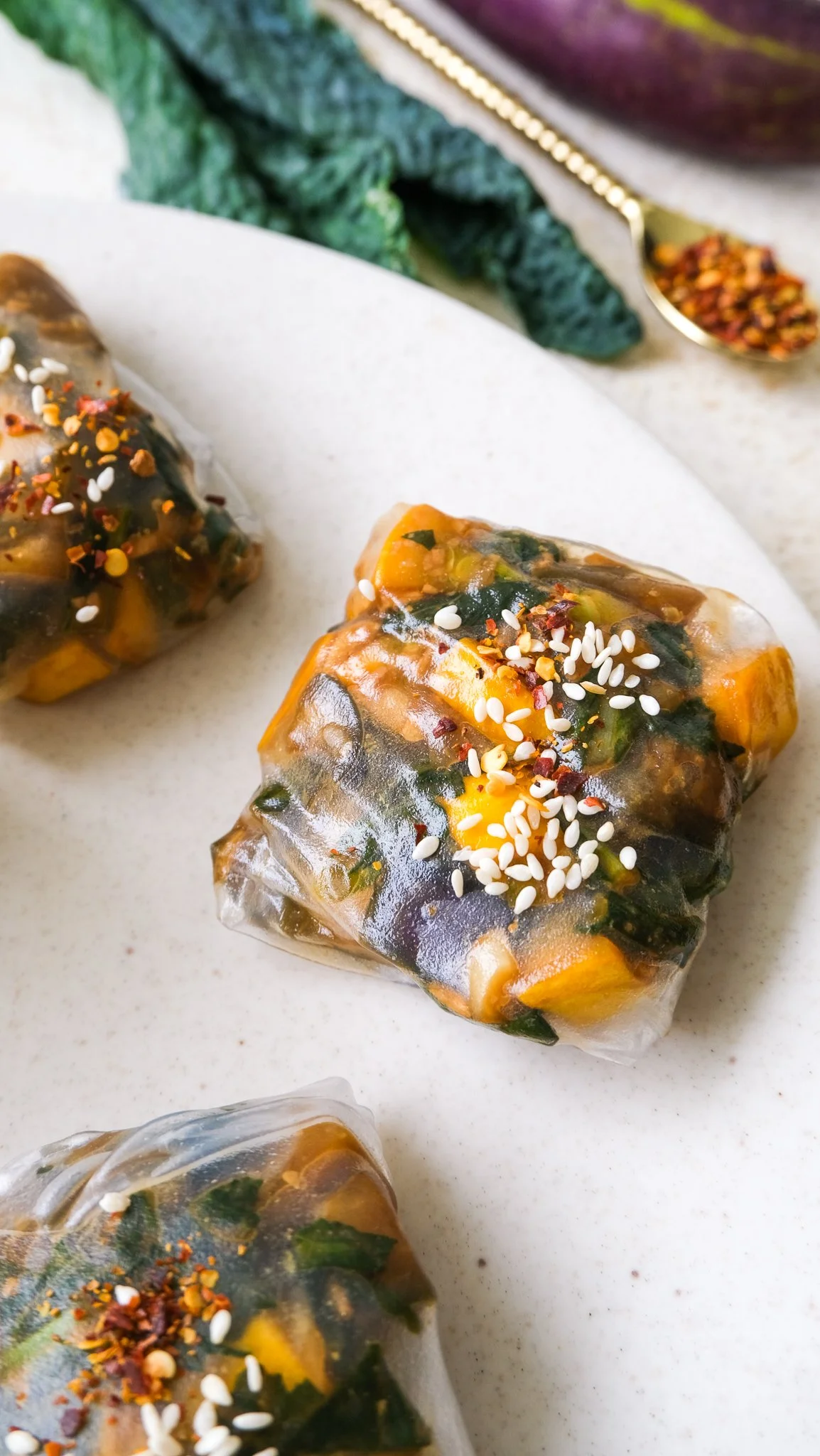 stir-fry-rice-paper-veggie-squares-easy-vegan-snack-vegetarisch-pfannengericht-gemüse-quadrate-reispapier-magda-mag-das-reis-einfach-vorspeise-sommer-zucchini-aubergine-soja-soße