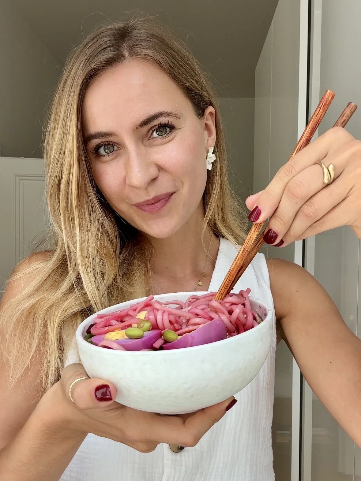 pretty-in-pink-ramen-recipe-quick-healthy-easy-magda-mag-das-rote-rübe-nudeln-soba-vegan-veggie-rezept-gesund-lunch-meal-prep-edamame-plant-based-einfach