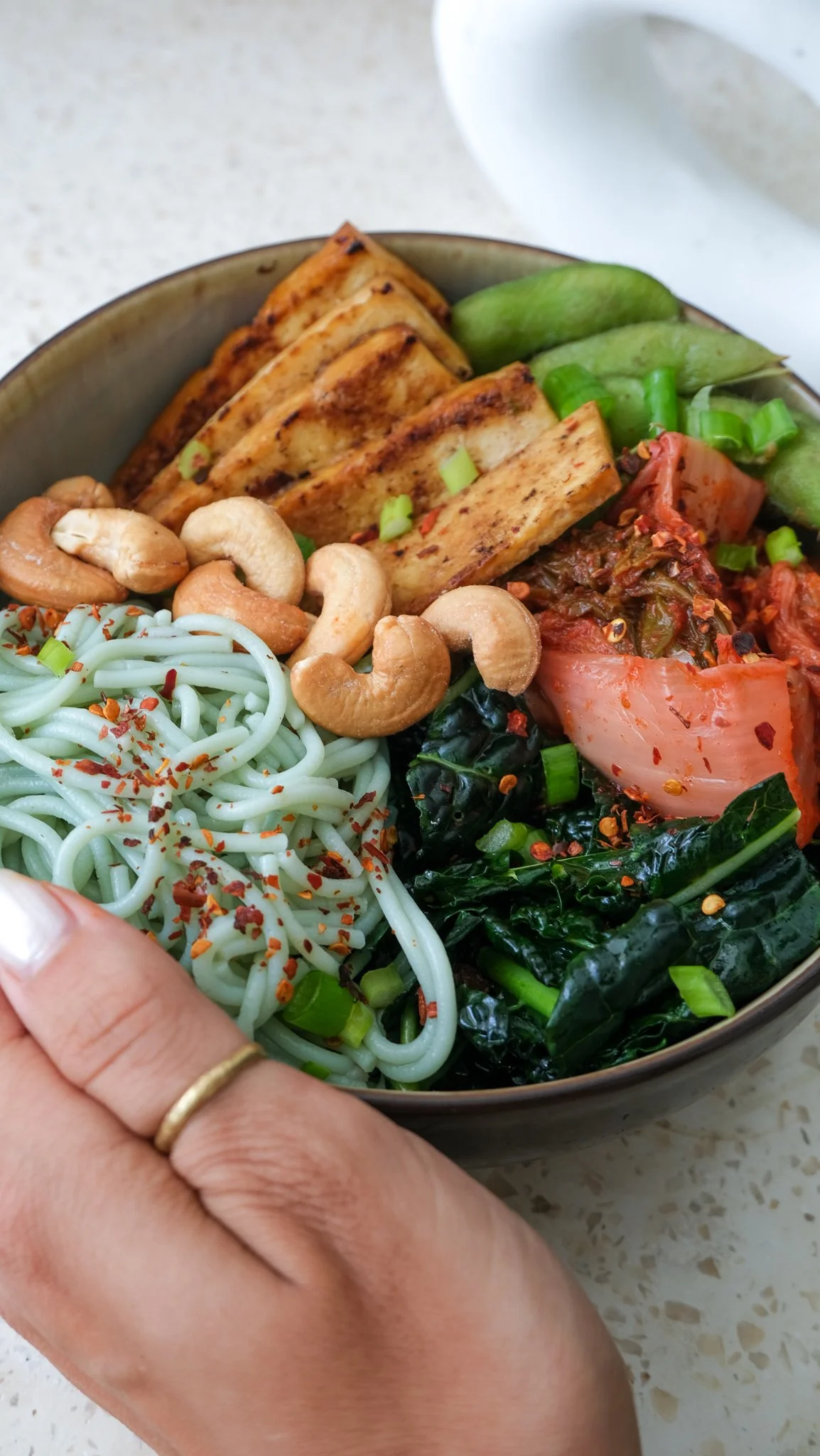 gut-loving-buddha-bowl-with-kimchi-darmfreundlich-einfach-tofu-bowl-magda-mag-das