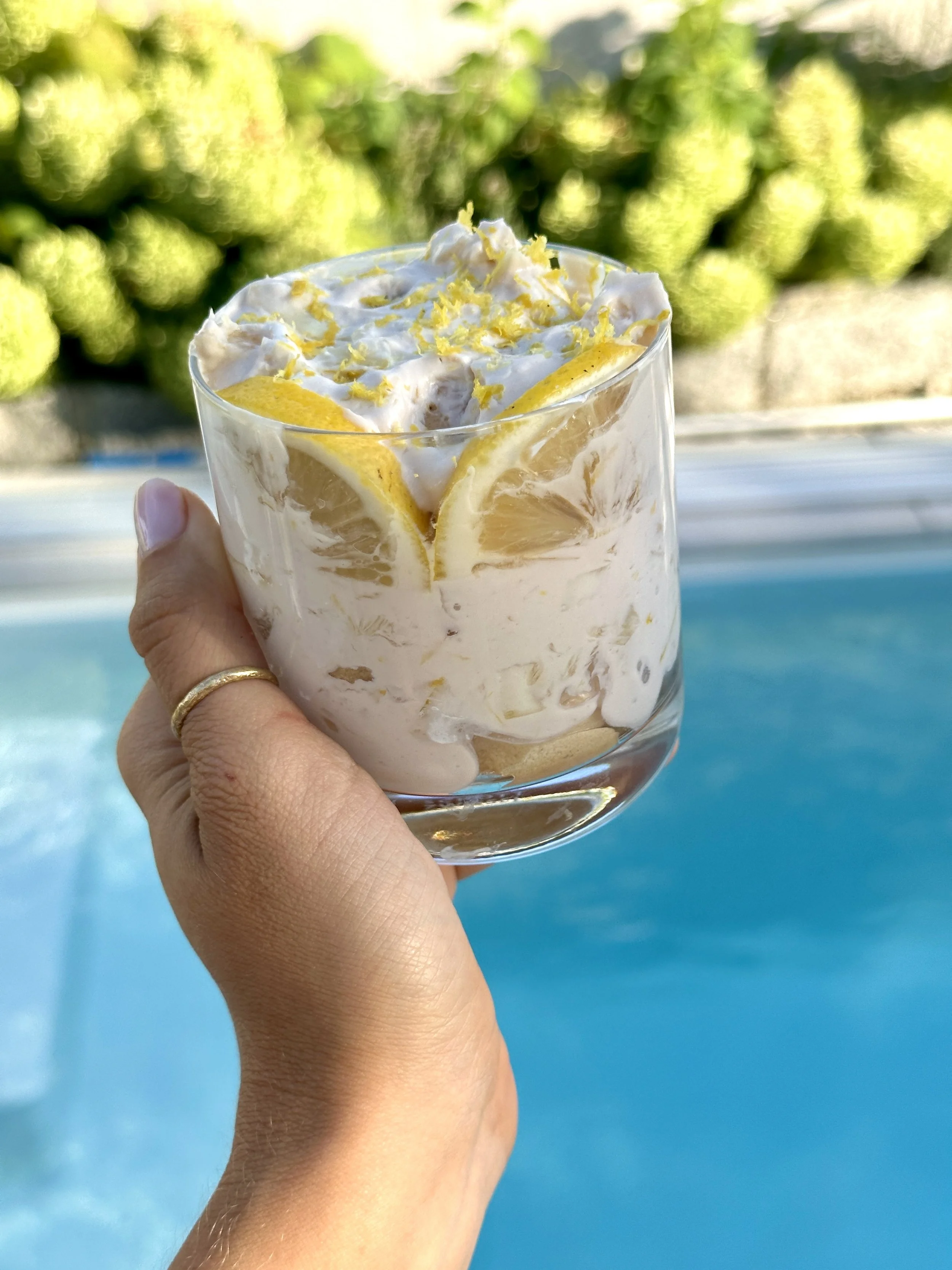 high-protein-lemon-tiramisu-easy-summer-dessert-nachspeise-zitrone-italienisch-rezept-recipe-sommer-treat-skyr-veggie-einfach-magda-mag-das