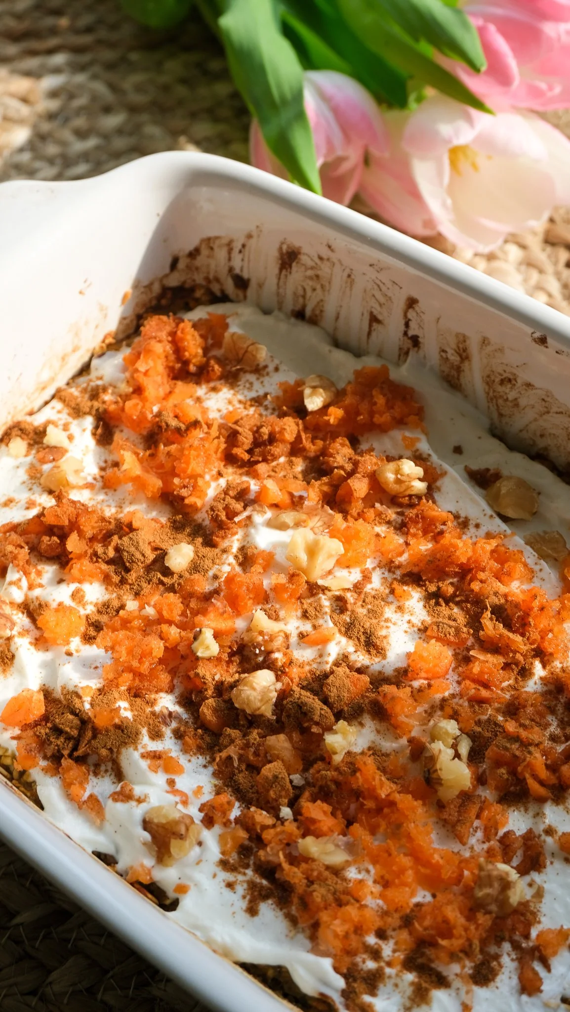 high-protein-baked-carrot-cake-oats-perfect-for-easter-ostern-karottenkuchen-frühstück-ostern-brunch-einfach-rezept-skyr-karotten-rübli-oatmeal