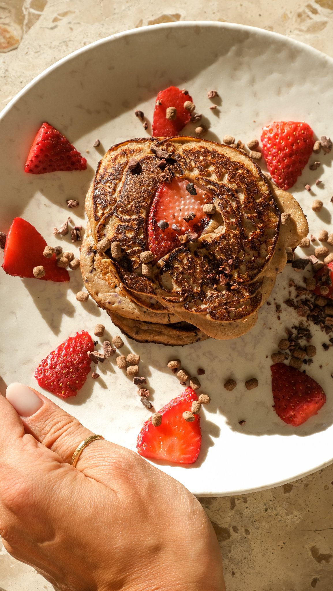 einfache-high-protein-erdbeer-schoko-pancakes-choco-strawberry-fitness-easy-low-carb-recipe-rezept-spring-magda-mag-das