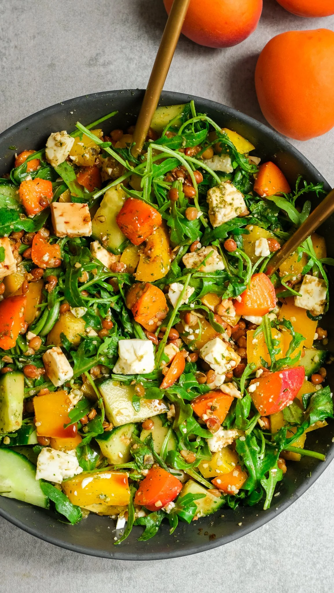 summer-lentil-apricot-salad-with-feta-mealprep-friendly-magda-mag-das-marillen-aprikosen-salat-rezept-recipe-einfach-protein-high-protein-gemüse-sommer-vegan-vegetarisch-veggie