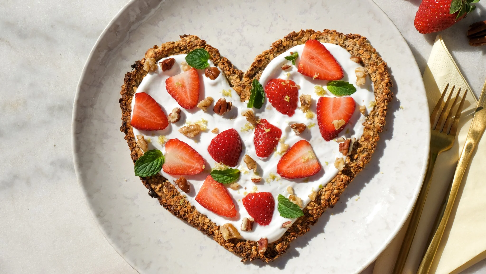muttertagsrezept-herz-fruehstueckspizza-mit-erdbeeren-strawberry-recipe-mothersday-breakfast-brunch-easy-oats-haferflocken-skyr-nüsse-walnüsse-erdbeere