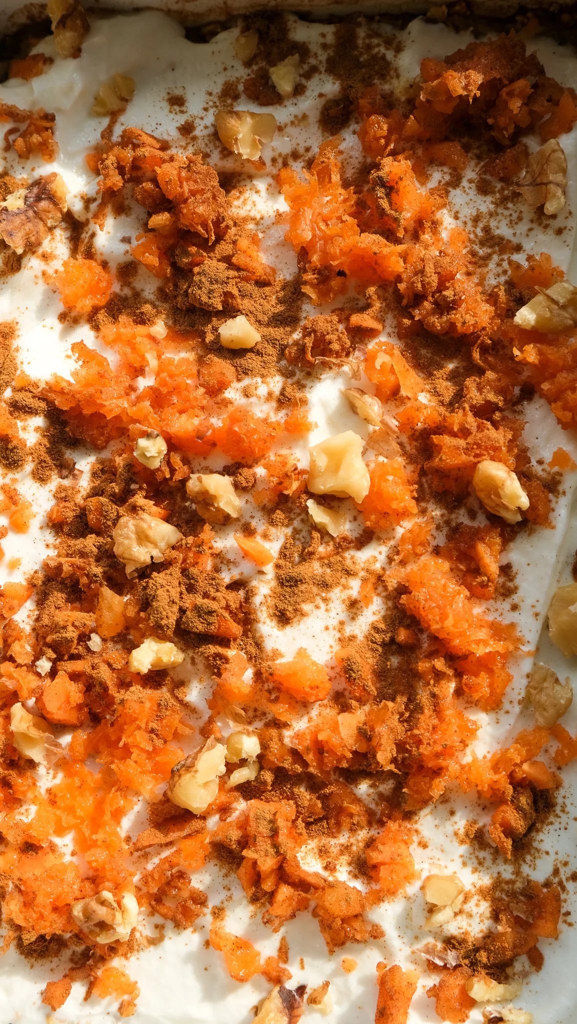 high-protein-baked-carrot-cake-oats-perfect-for-easter-ostern-karottenkuchen-frühstück-ostern-brunch-einfach-rezept-skyr-karotten-rübli-oatmeal