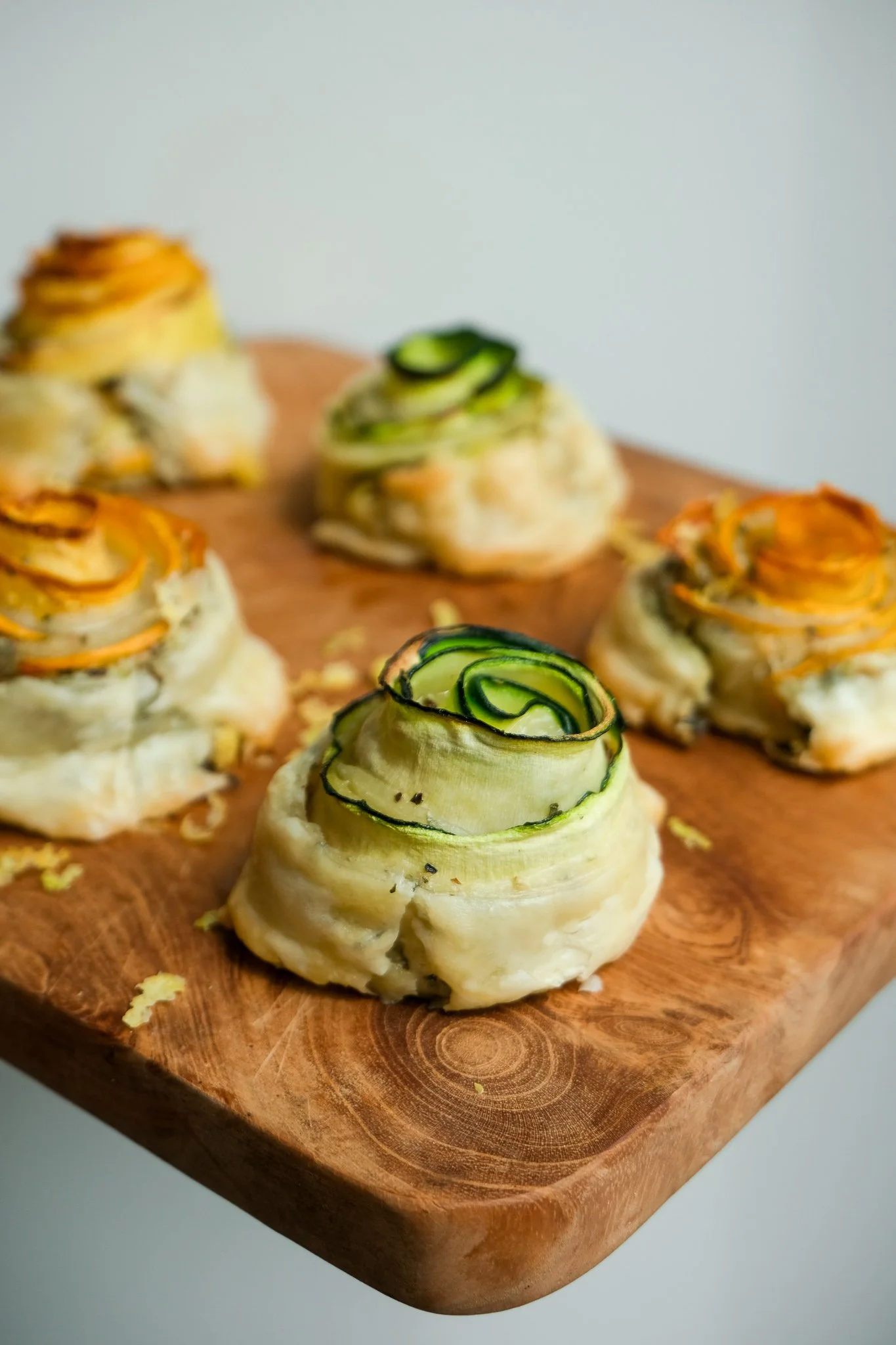 zucchini-courgette-puff-pastry-blätterteig-rosen-roses-easy-vegan-plant-based-starter-recipe-rezept-magda-mag-das