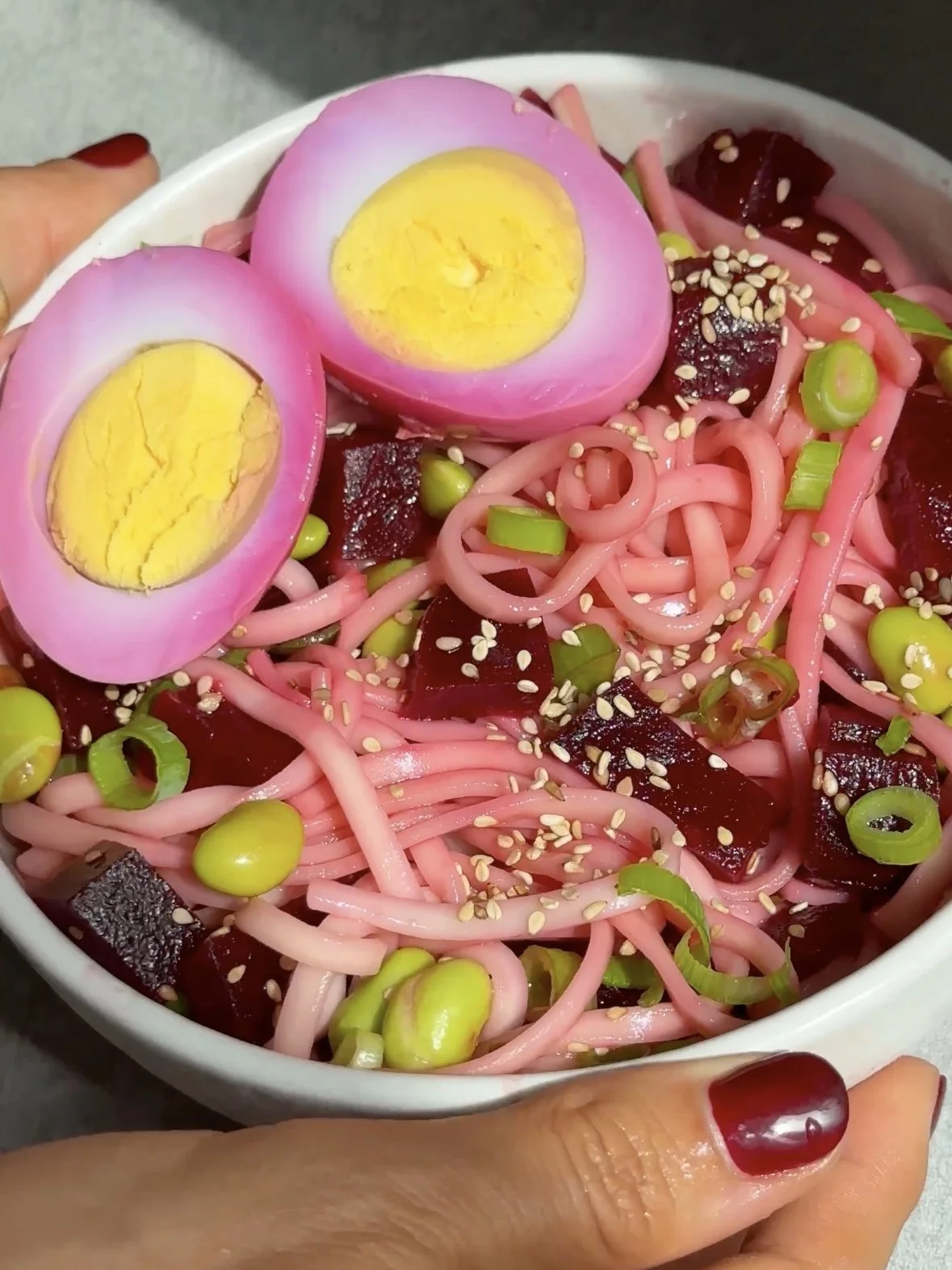 pretty-in-pink-ramen-recipe-quick-healthy-easy-magda-mag-das-rote-rübe-nudeln-soba-vegan-veggie-rezept-gesund-lunch-meal-prep-edamame-plant-based-einfach