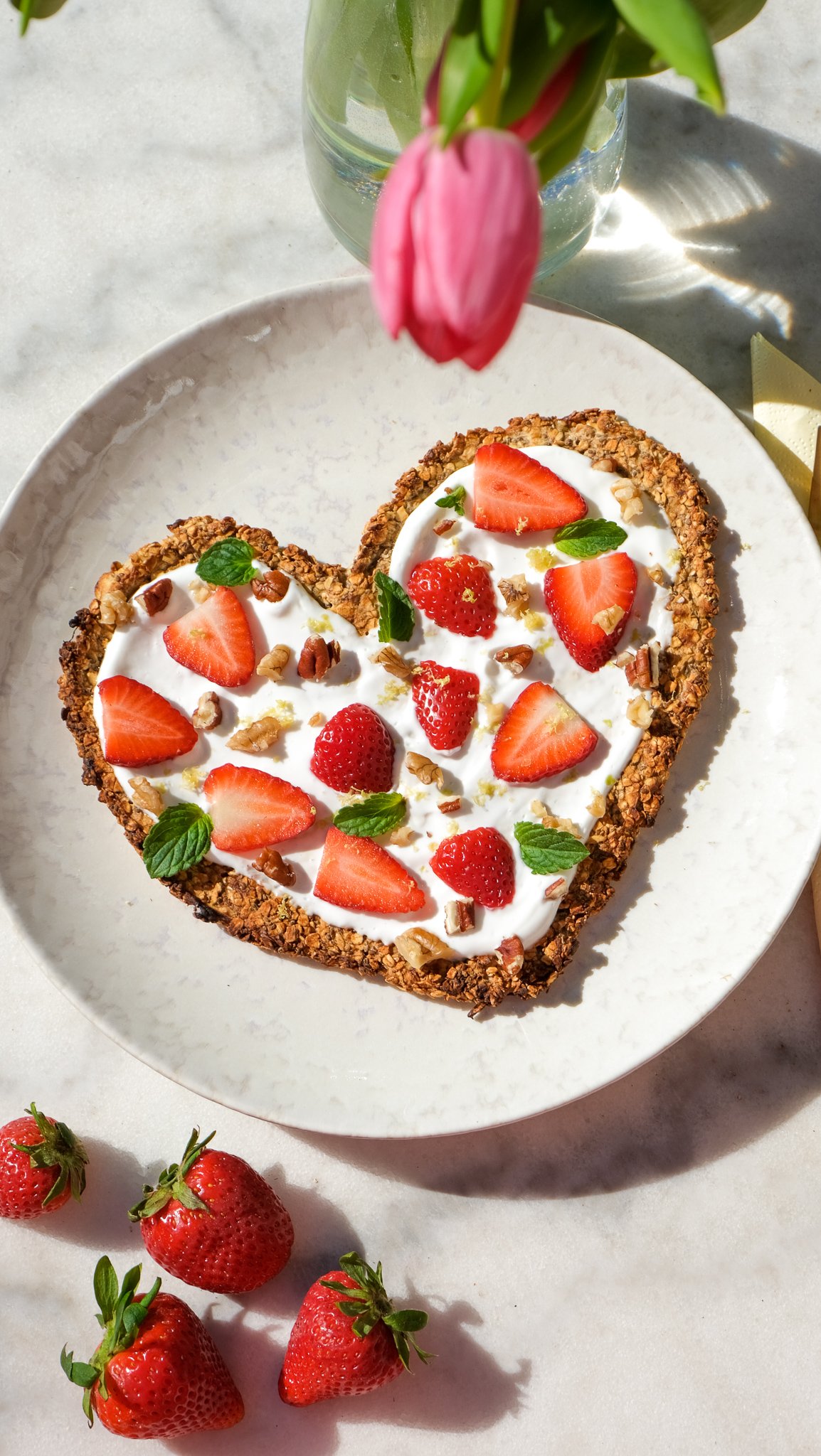 muttertagsrezept-herz-fruehstueckspizza-mit-erdbeeren-strawberry-recipe-mothersday-breakfast-brunch-easy-oats-haferflocken-skyr-nüsse-walnüsse-erdbeere