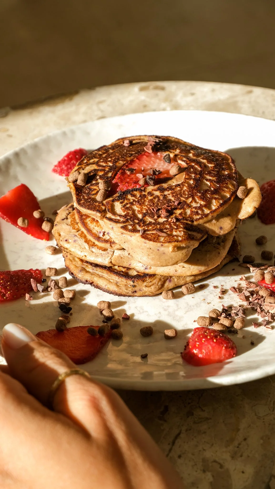einfache-high-protein-erdbeer-schoko-pancakes-choco-strawberry-fitness-easy-low-carb-recipe-rezept-spring-magda-mag-das