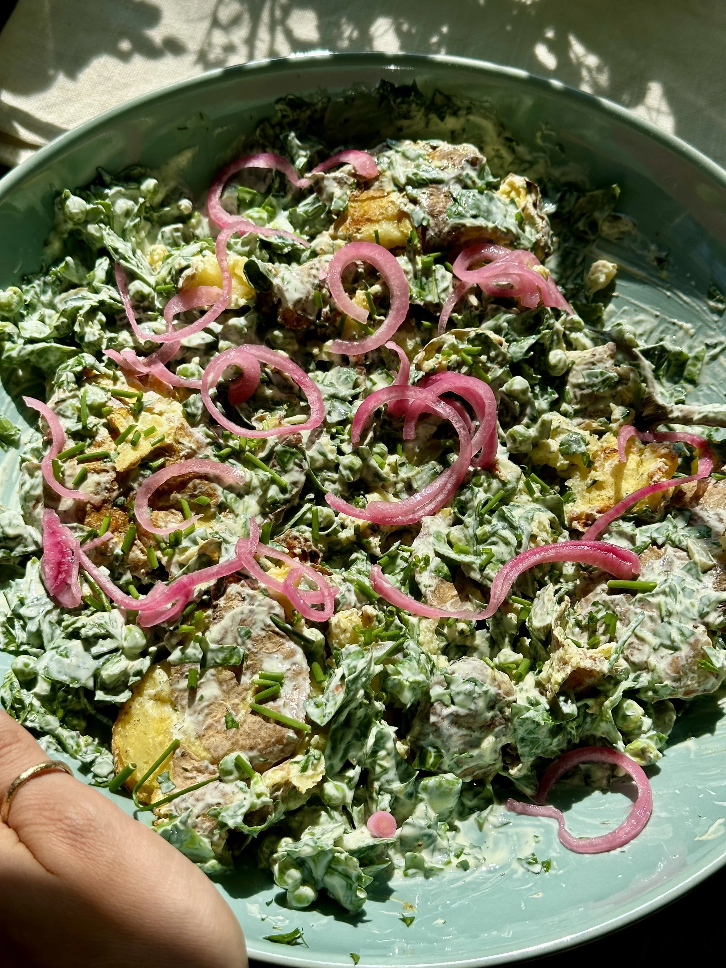 crispy-wild-garlic-baerlauch-smashed-potato-salad-you-need-to-try-salat-frühling-bärlauch-kartoffel-erdäpfel-einfach-viral-knusprig-protein-leicht-rezept-recipe