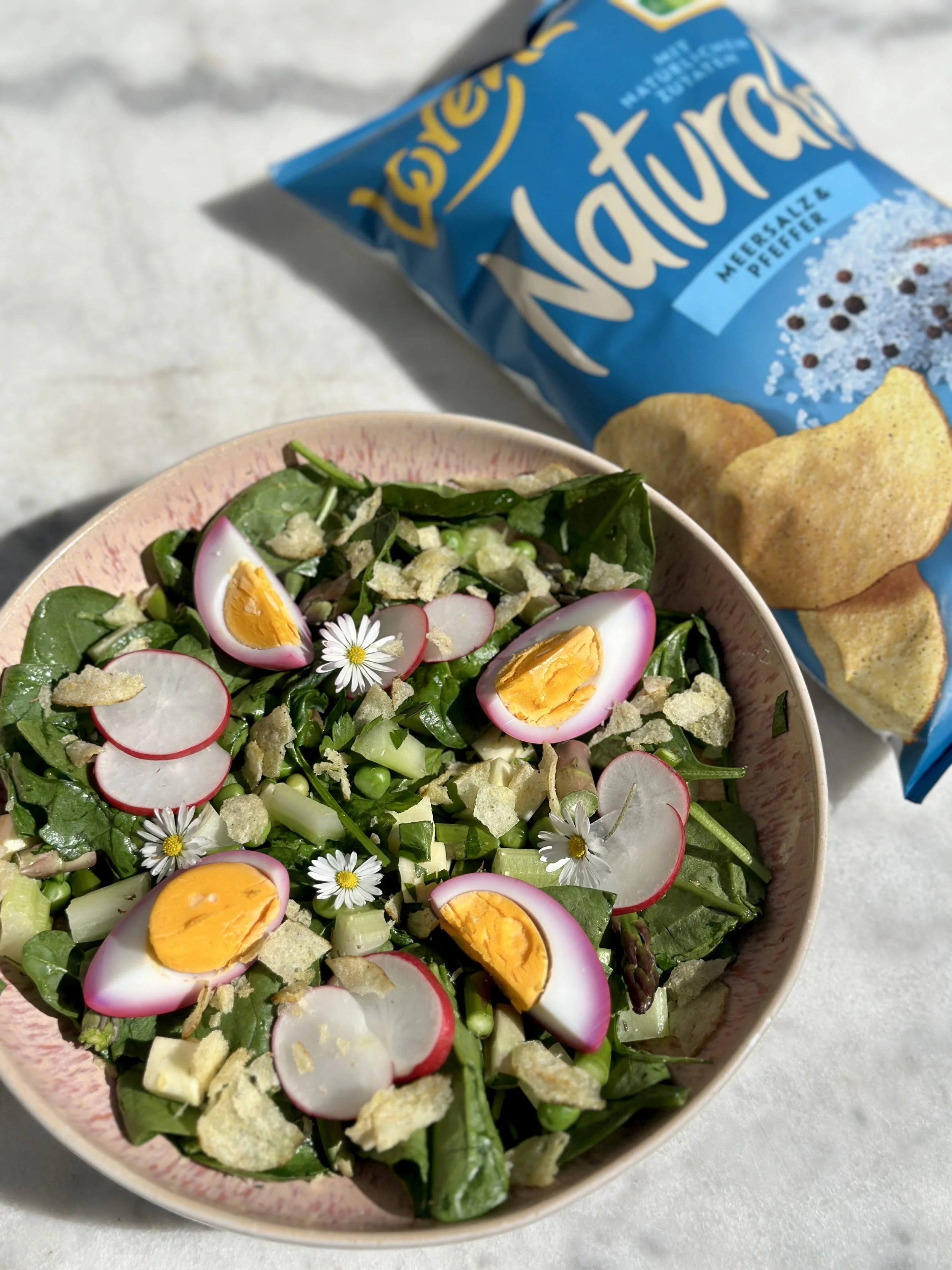 spargel-green-goddess-salat-mit-crunchy-topping-lorenz-chips-rezept-frühling-grün-einfach-frisch-knusprig-recipe-spring-asparagus-easy-magda-mag-das-vegan-veggie