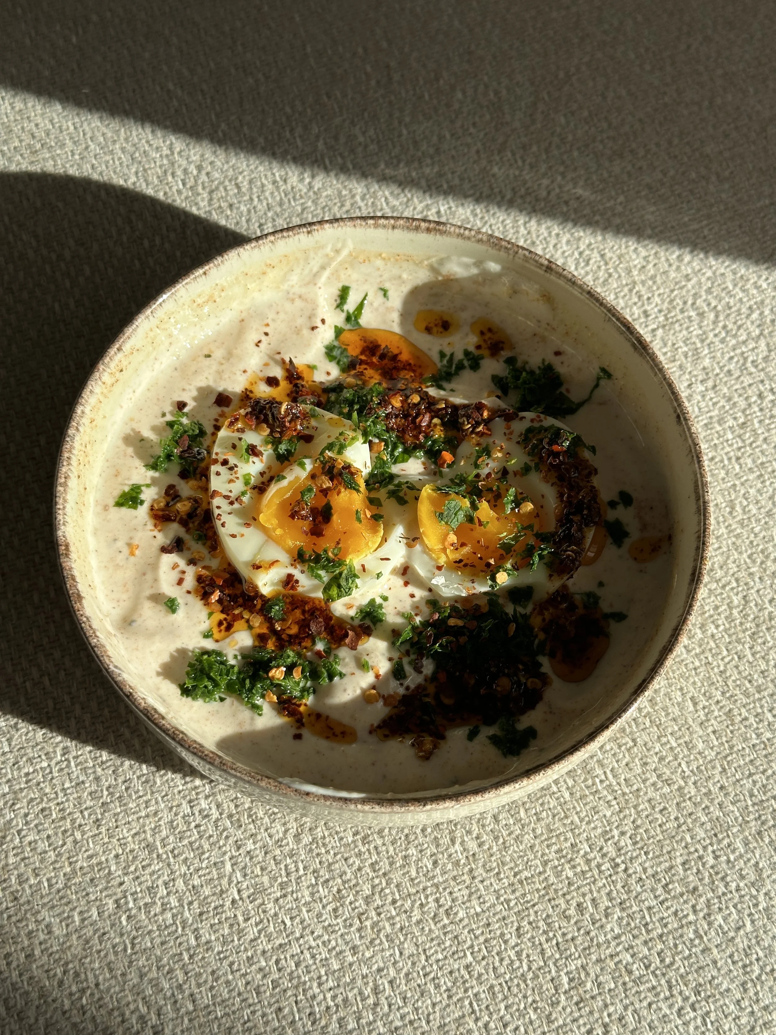 turkish-eggs-cilbir-eier-türkische-eier-magda-mag-das-rezept-recipe-frühstück-protein-skyr-einfach-brunch-healthy-proteinreich-eiweiß