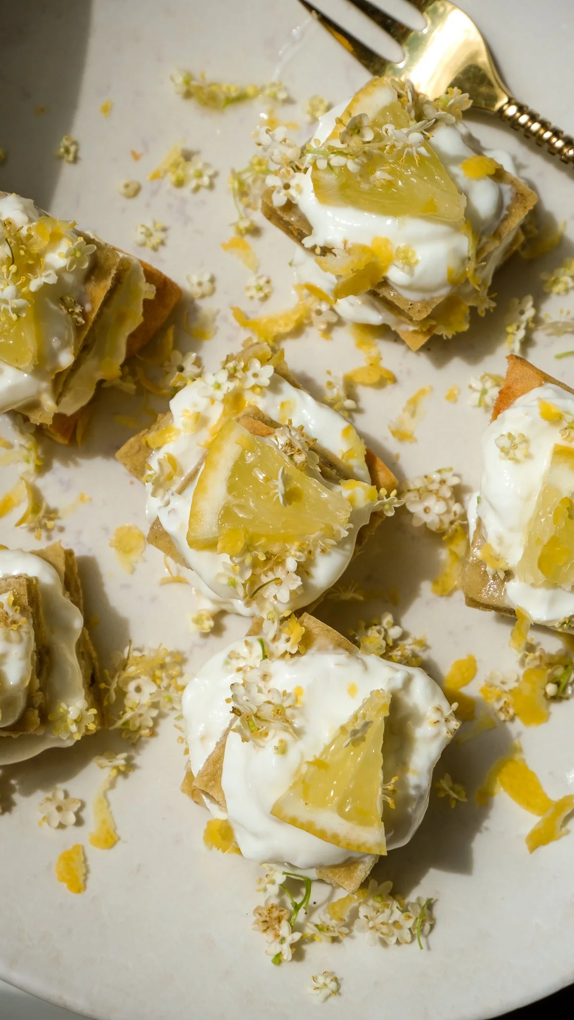 elderflower-lemon-slices-your-new-favorite-summer-treat-magda-mag-das-rezept-recipe-holler-holunder-zitronen-törtchen-einfach-backen-baking-sommer-skyr-protein-easy