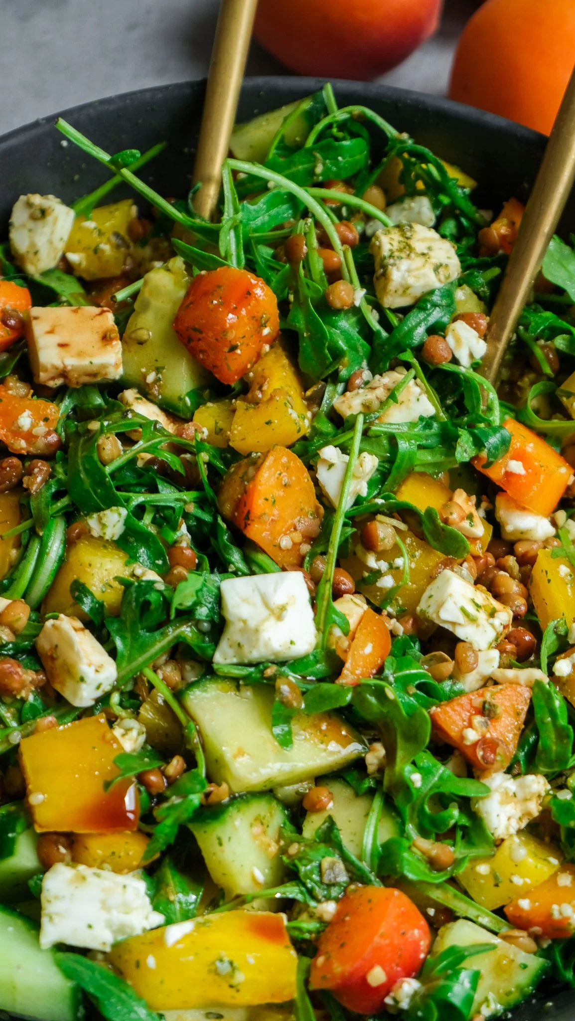 summer-lentil-apricot-salad-with-feta-mealprep-friendly-magda-mag-das-marillen-aprikosen-salat-rezept-recipe-einfach-protein-high-protein-gemüse-sommer-vegan-vegetarisch-veggie