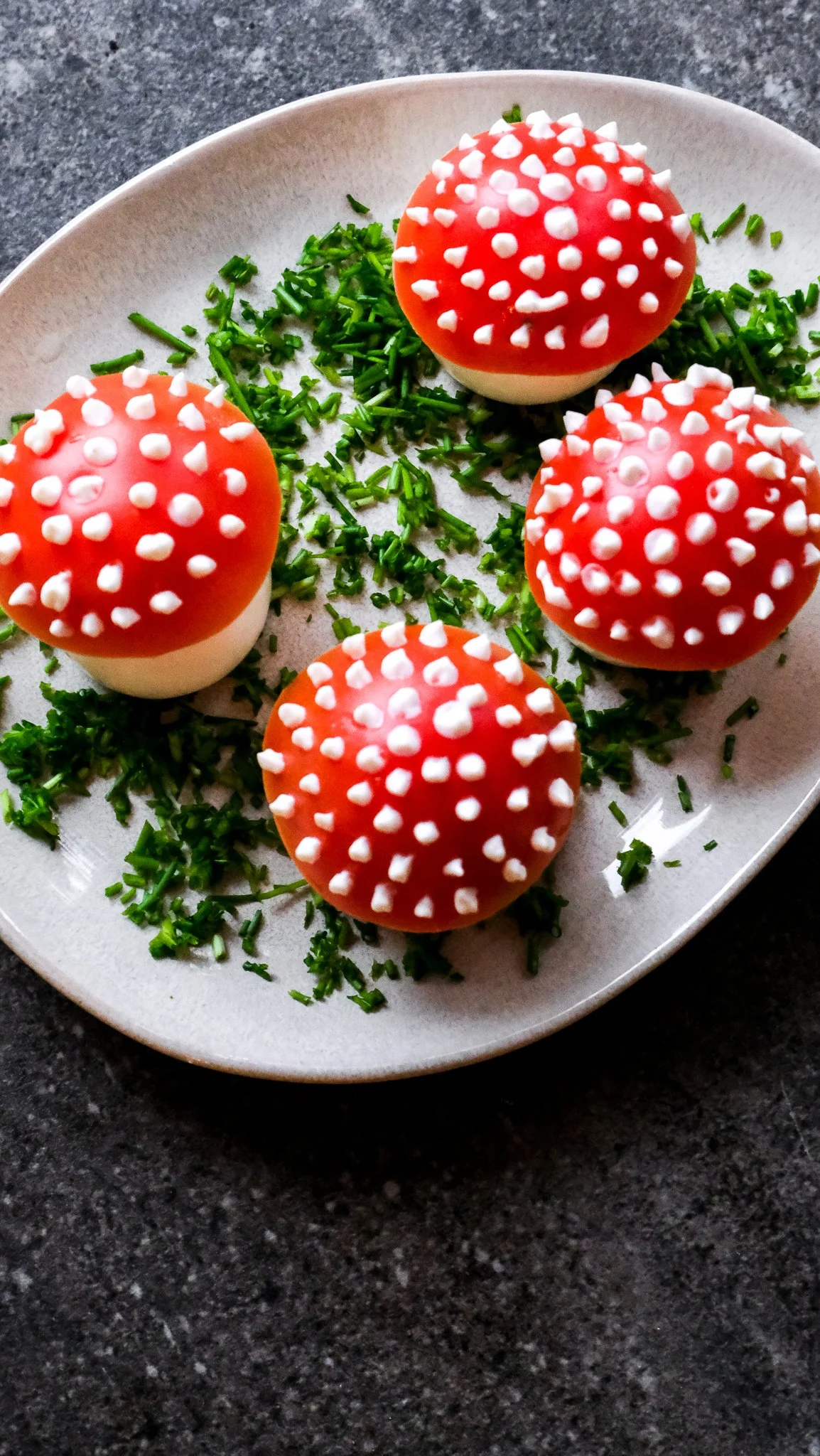 new-years-eve-recipe-fly-agaric-eggs-silvester-rezept-fliegenpilz-eier-rezept-recipe-magda-mag-das-vorspeise-einfach-ei