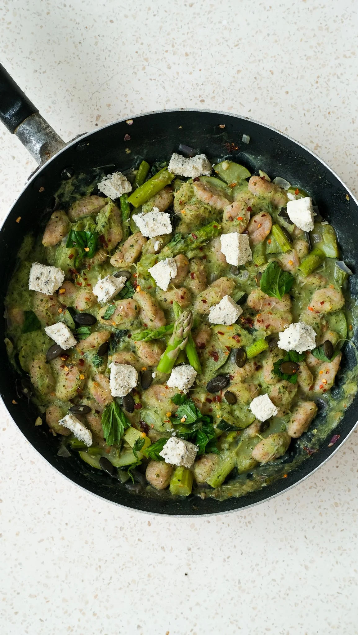 creamy-easy-green-asparagus-spring-gnocchi-spargel-frühling-vegan-grün-recipe-rezept-magda-mag-das-einfach-one-pot-creamy-cremig