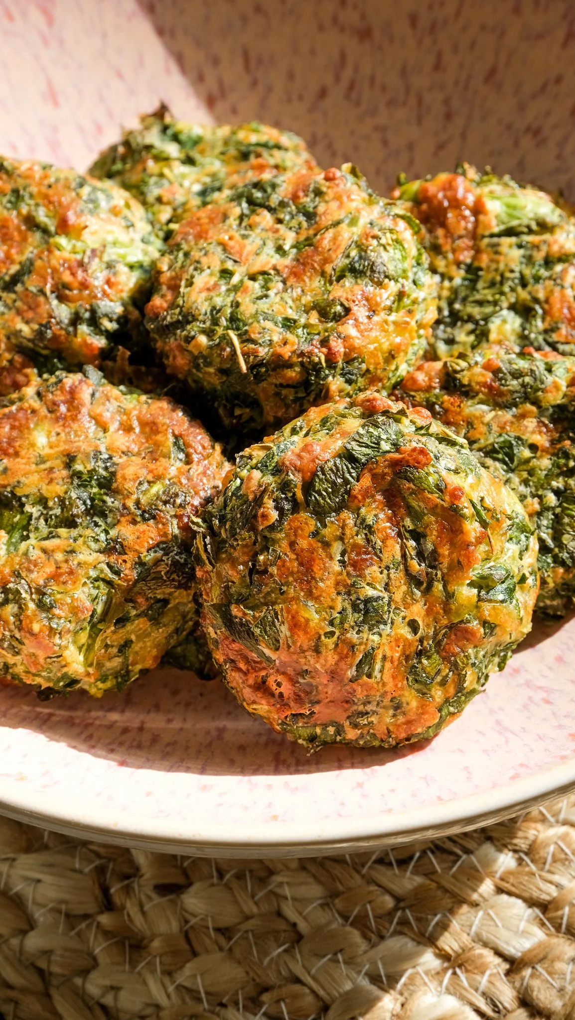 crispy-wild-garlic-baerlauch-mozarella-protein-bites-easy-quick-magda-mag-das-einfach-bärlauch-knusprig-frühling-rezept-recipe-schnell-einfach-vorspeise-gesund-healthy