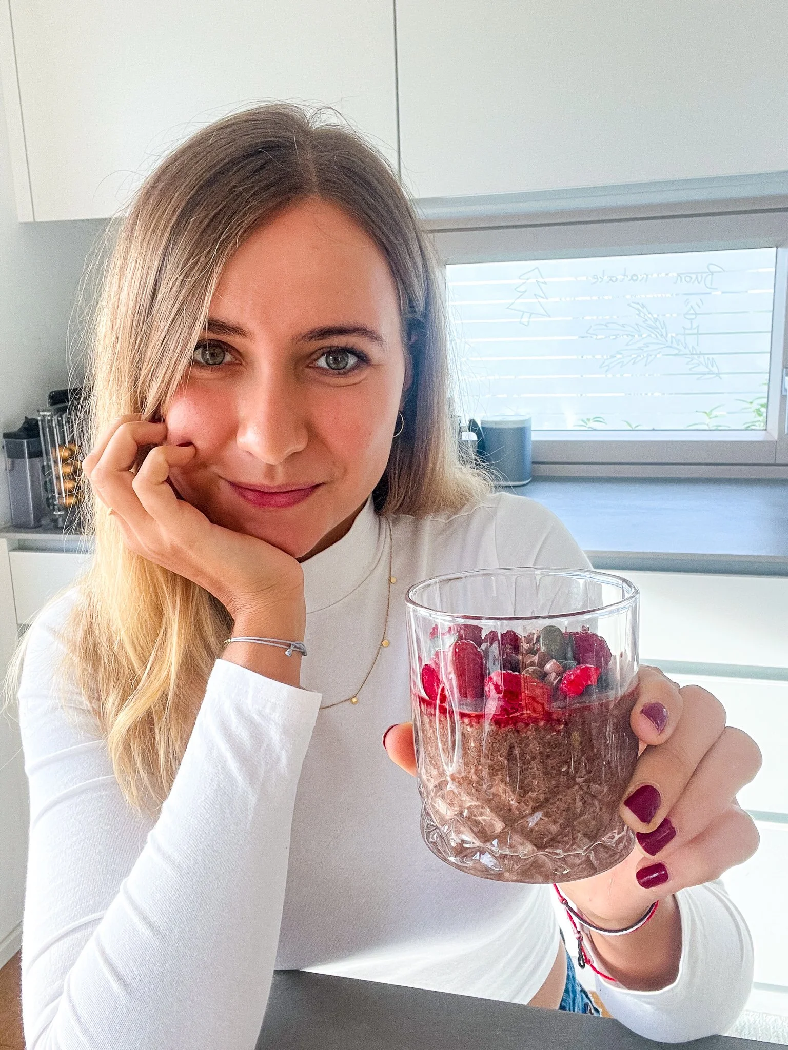 creamy-easy-vegan-chocolate-chia-pudding-schokoladen-dessert-zuckerfrei-plant-based-ohne-zucker-nachspeise-rezept-magda-mag-das