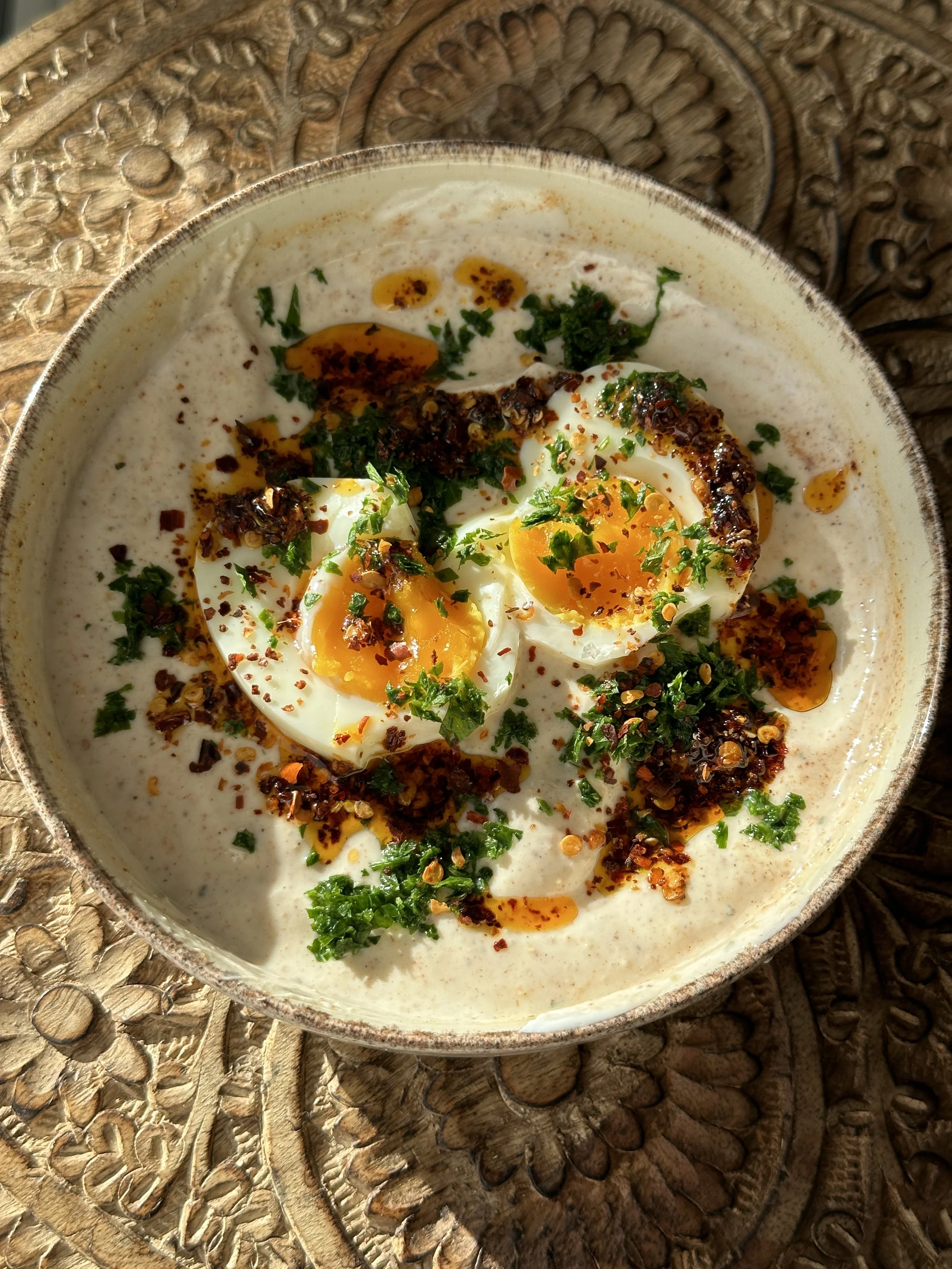 turkish-eggs-cilbir-eier-türkische-eier-magda-mag-das-rezept-recipe-frühstück-protein-skyr-einfach-brunch-healthy-proteinreich-eiweiß