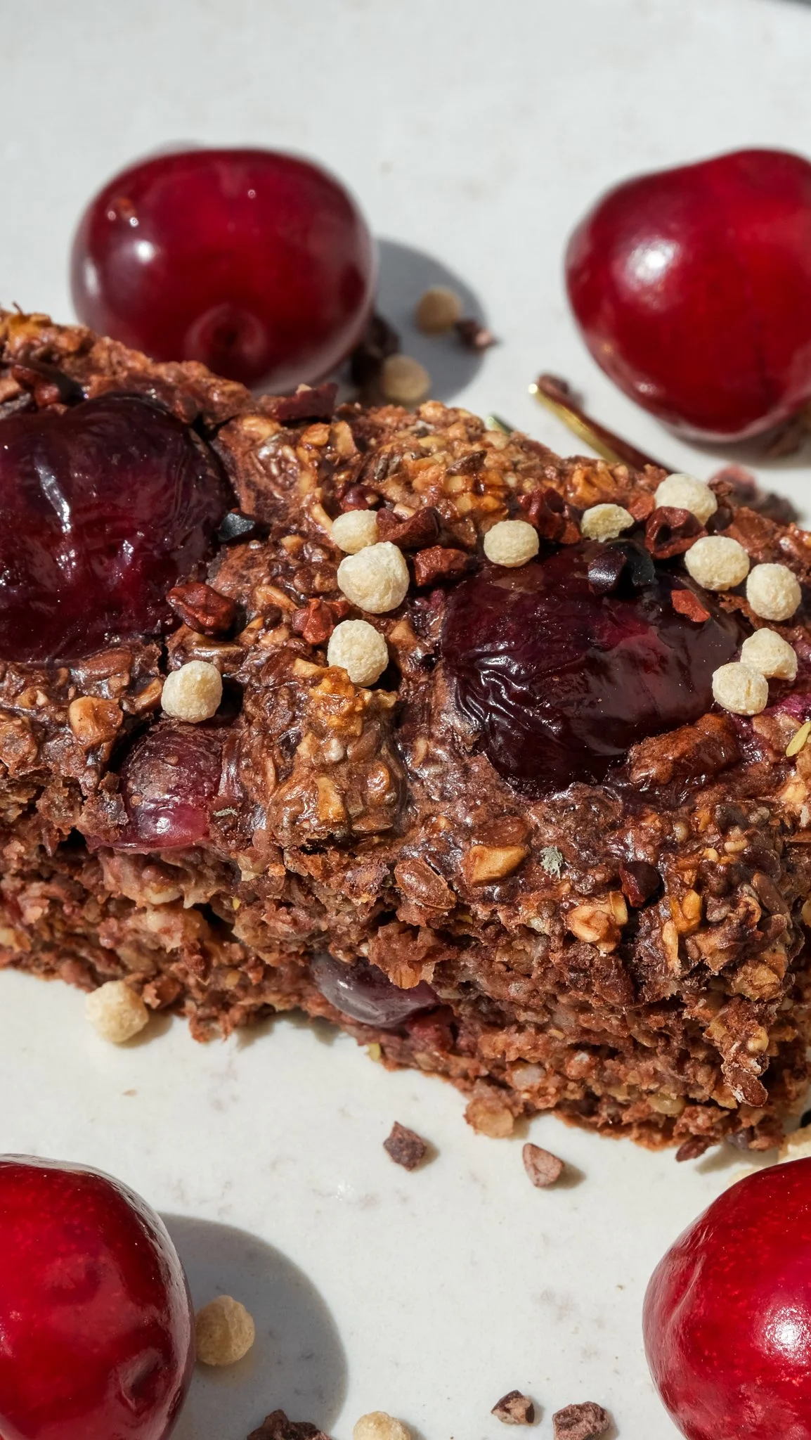 black-forest-schwarzwlder-kirsch-cherry-baked-oats-haferflocken-breakfast-frühstück-protein-mealprep-schwarzwälder-kirschen-rezept-magda-mag-das-recipe-einfach-sommer-chocolate-schokolade