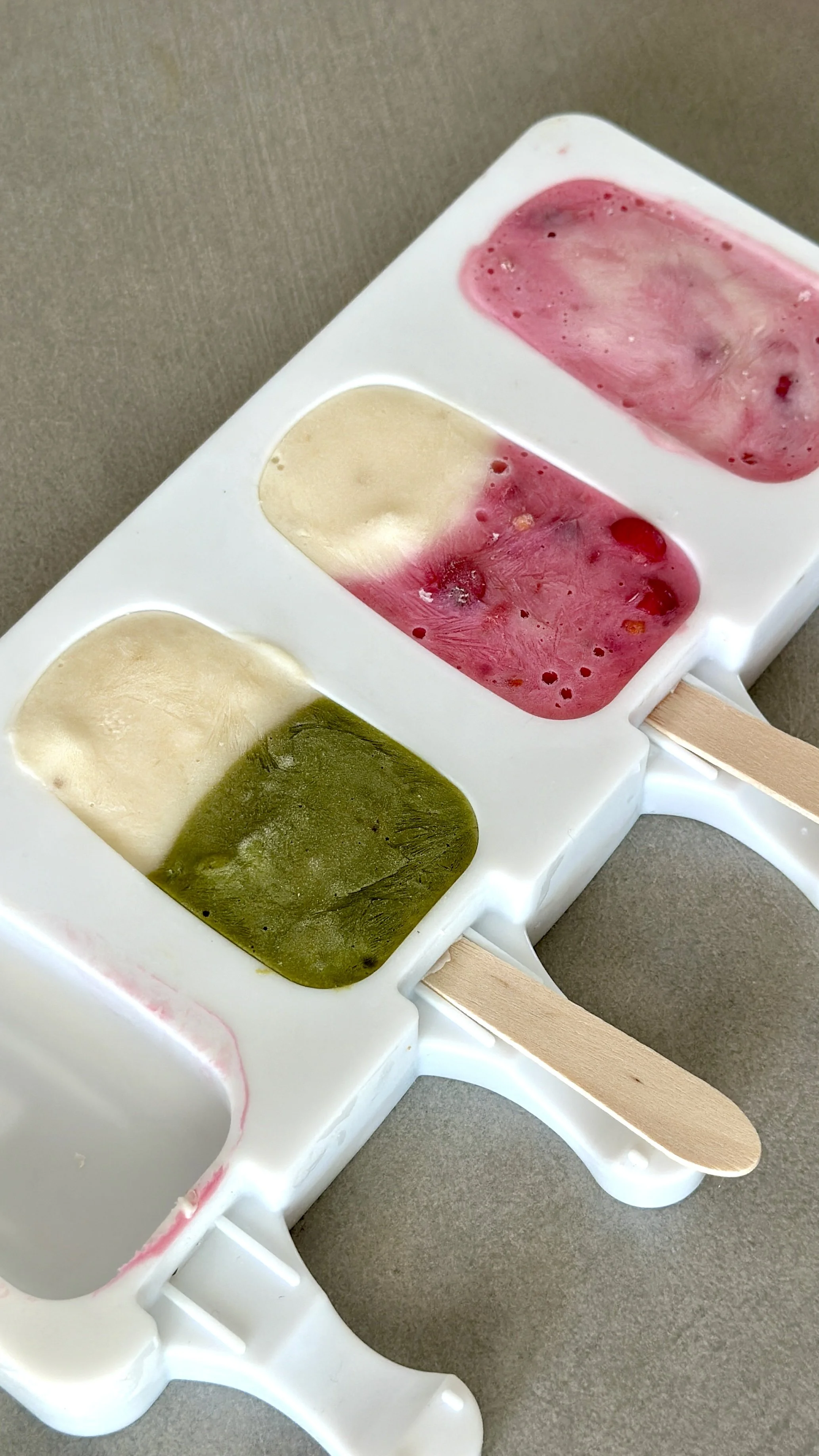 4-ingredients-homemade-matcha-berry-popsicles-magda-mag-das-recipe-eis-gelato-selbstgemacht-skyr-sommer-rezept-protein-ribisel-summer-recipe-eiscreme