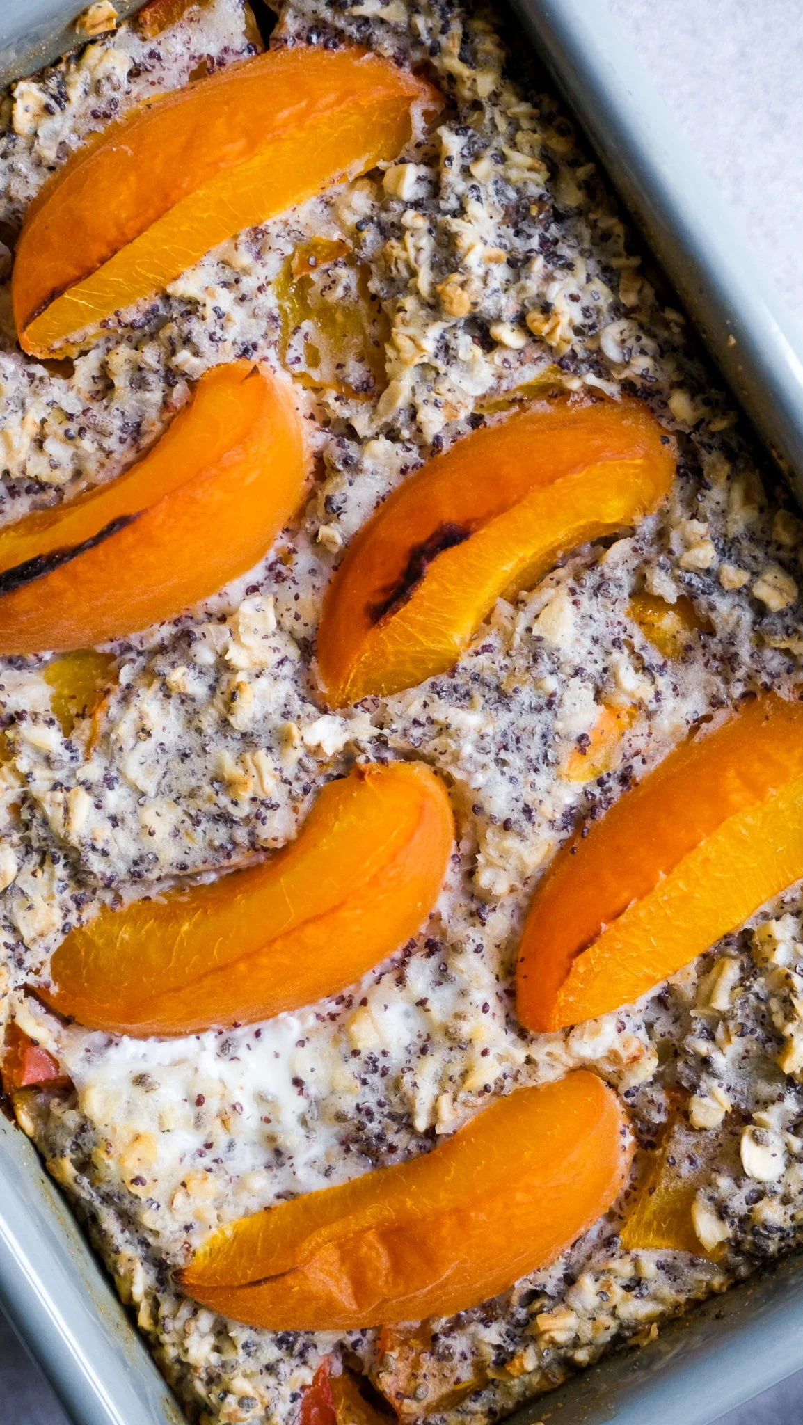 high-protein-poppyseed-apricot-baked-oats-haferflocken-marillen-aprikosen-mohn-frühstück-brunch-topfen-fiber-easy-recipe-rezept-mealprep-gutfriendly-delicious