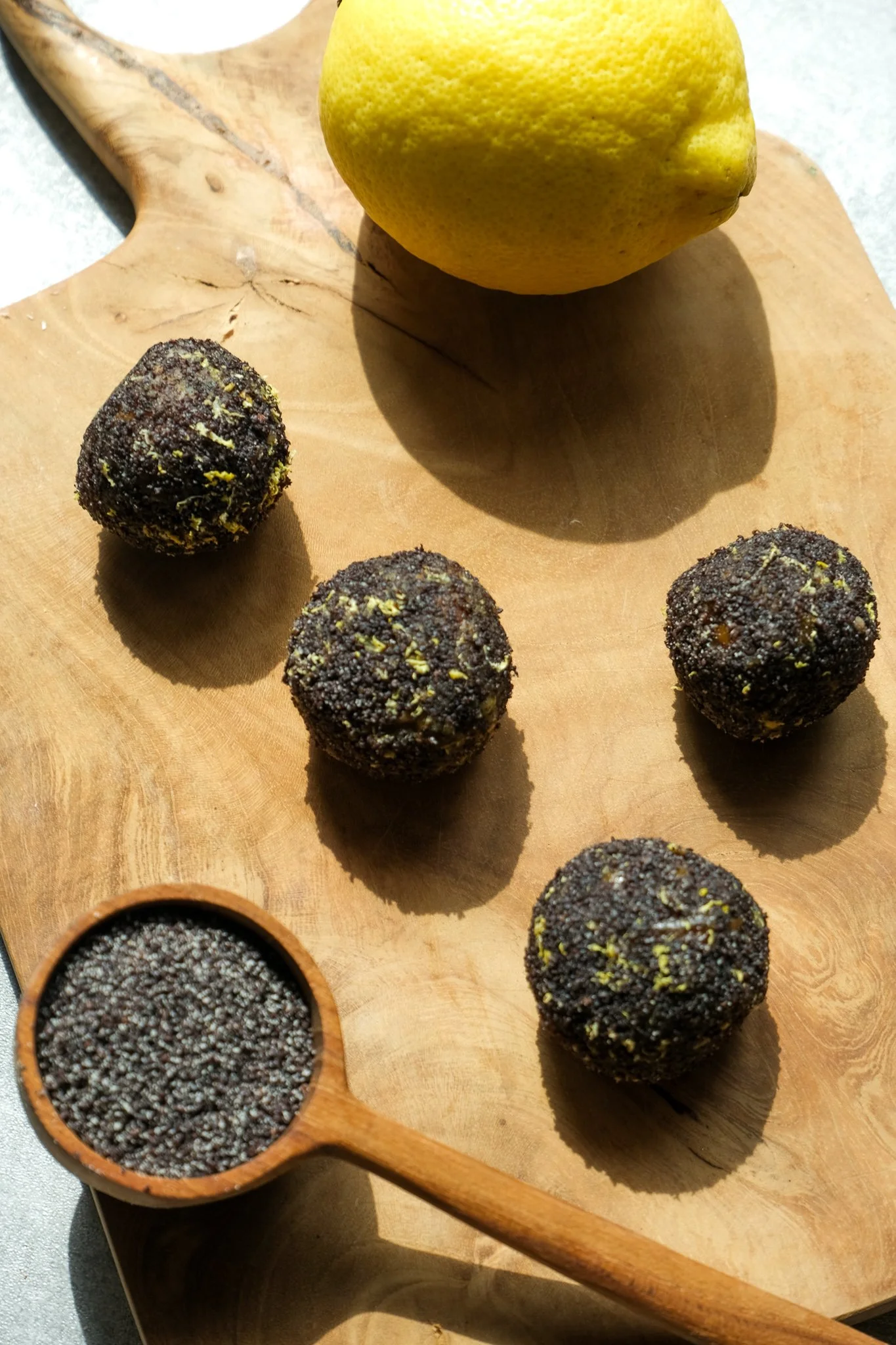 easy-lemon-cake-poppyseed-bliss-balls-mohn-energiekugeln-zitrone-rezept-recipe-einfach-easy-magda-mag-das-protein-poppy