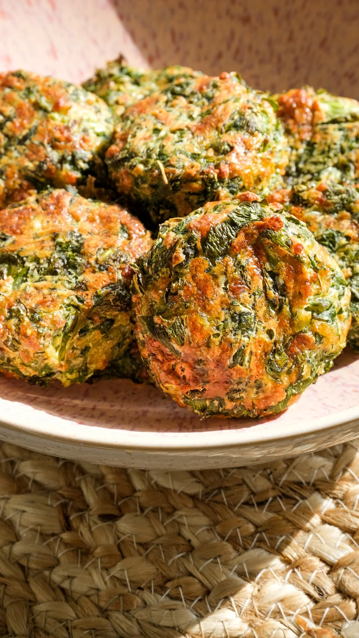 crispy-wild-garlic-baerlauch-mozarella-protein-bites-easy-quick-magda-mag-das-einfach-bärlauch-knusprig-frühling-rezept-recipe-schnell-einfach-vorspeise-gesund-healthy