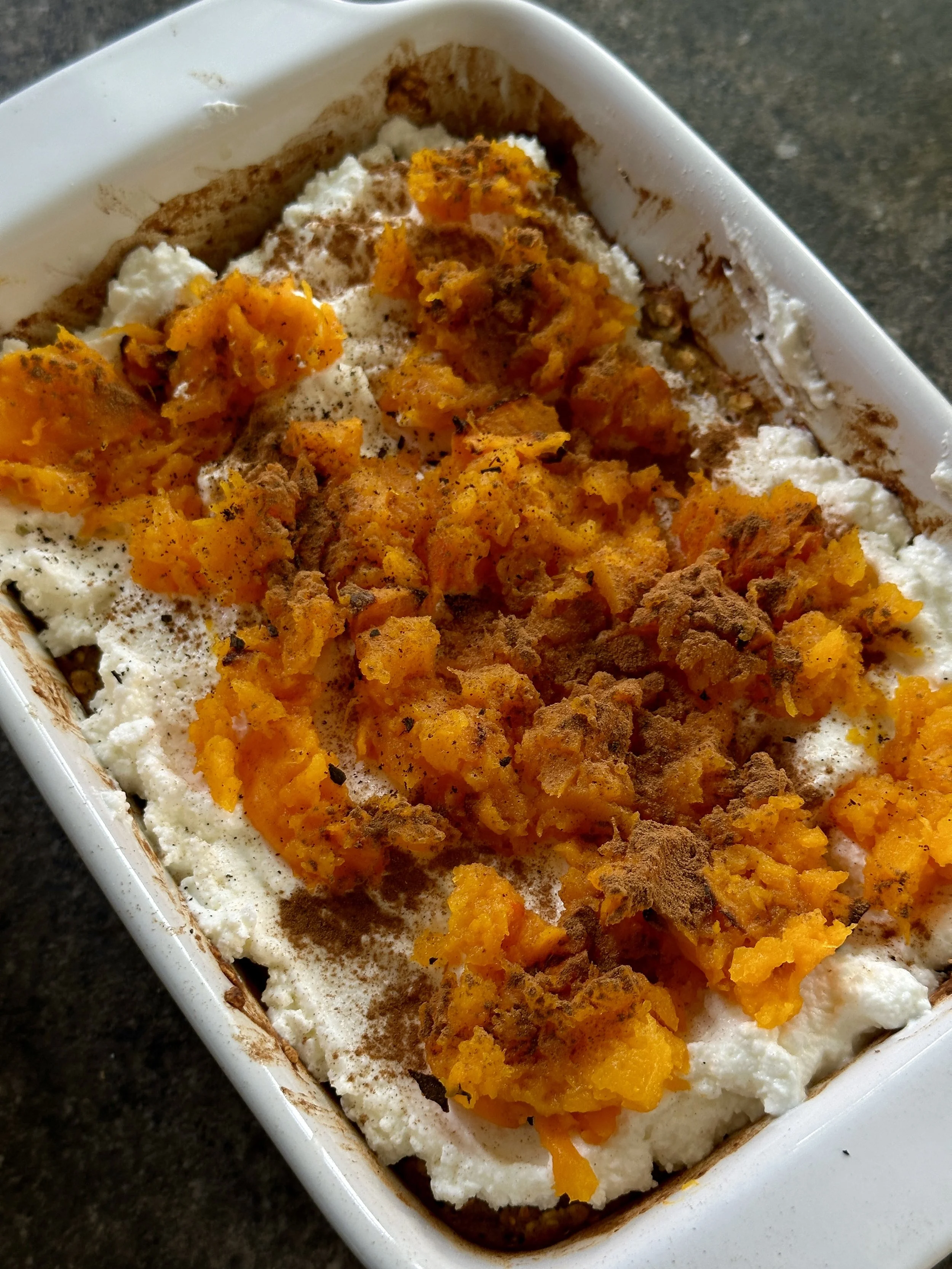 easy-vegan-breakfast-baked-oats-pumpkin-spice-perfekt-kuerbis-zeit-haferflocken-frühstück-brunch-oatmeal-magda-mag-das-fall-autumn
