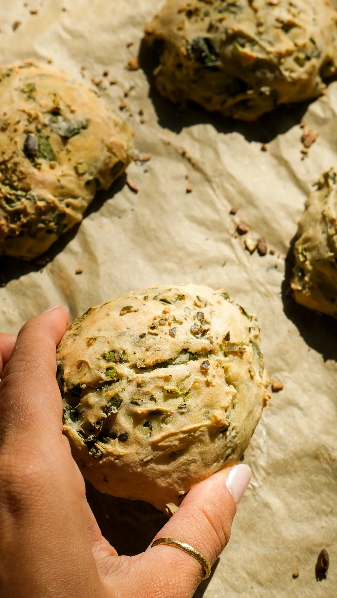 fluffy-kefir-wild-garlic-baerlauch-rolls-buns-gut-friendly-easy-einfach-frühling-weckerl-fluffig-darmfreundlich-knusprig-rezept-recipe-brot-backen