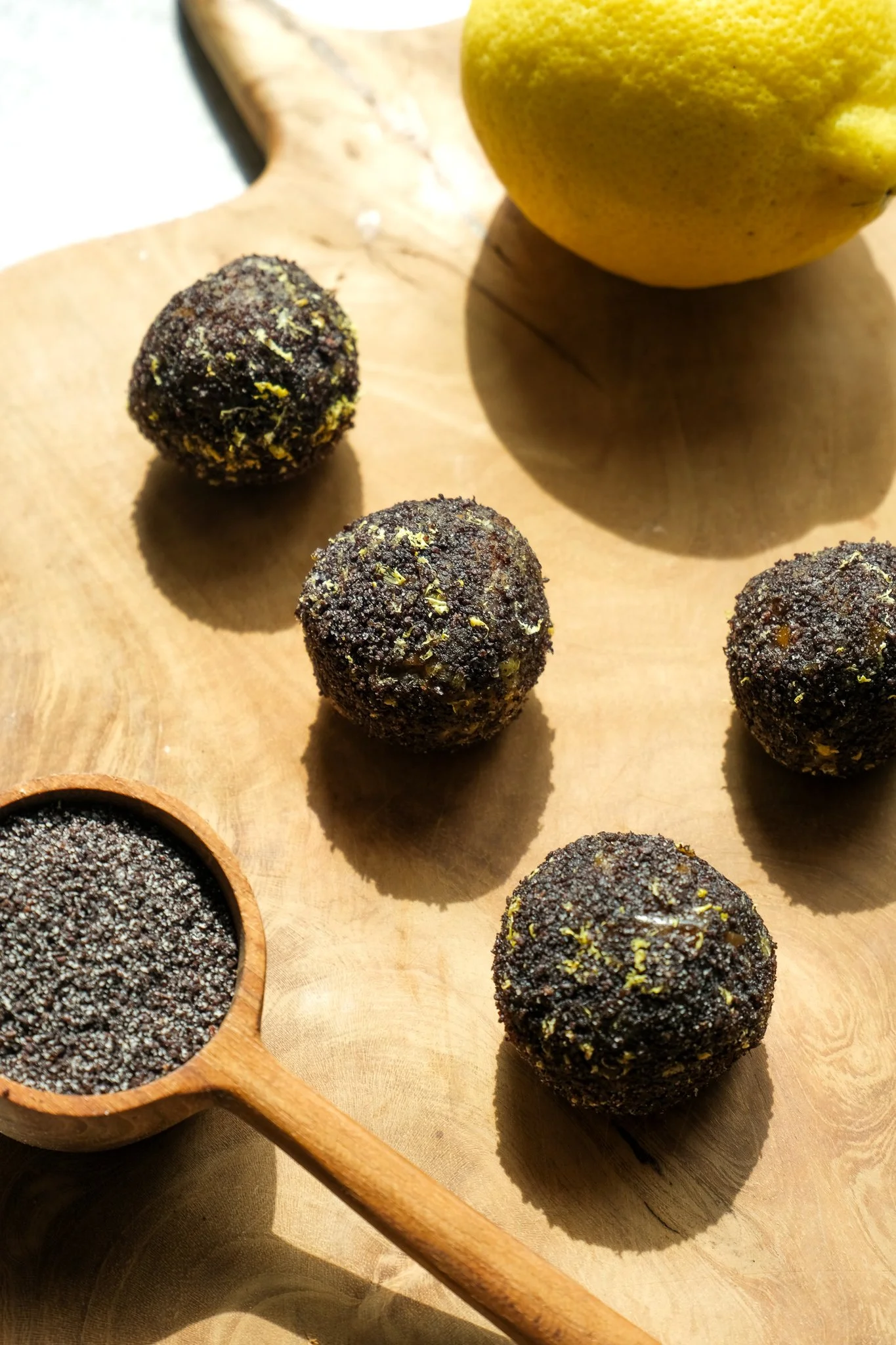 easy-lemon-cake-poppyseed-bliss-balls-mohn-energiekugeln-zitrone-rezept-recipe-einfach-easy-magda-mag-das-protein-poppy