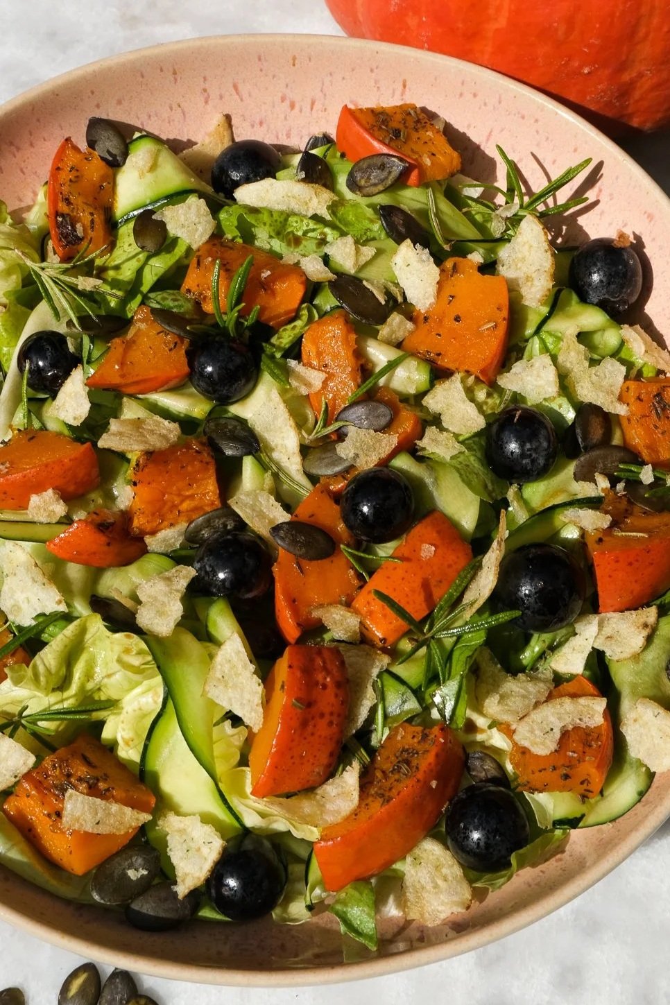 herbstlicher-kuerbis-salat-mit-rosmarin-crunch-magda-mag-das-trauben-pumpkin-rosemary-grapes-autumn-fall-vegan-veggie-easy-crunchy-chips-lorenz-salad-recipe-rezept