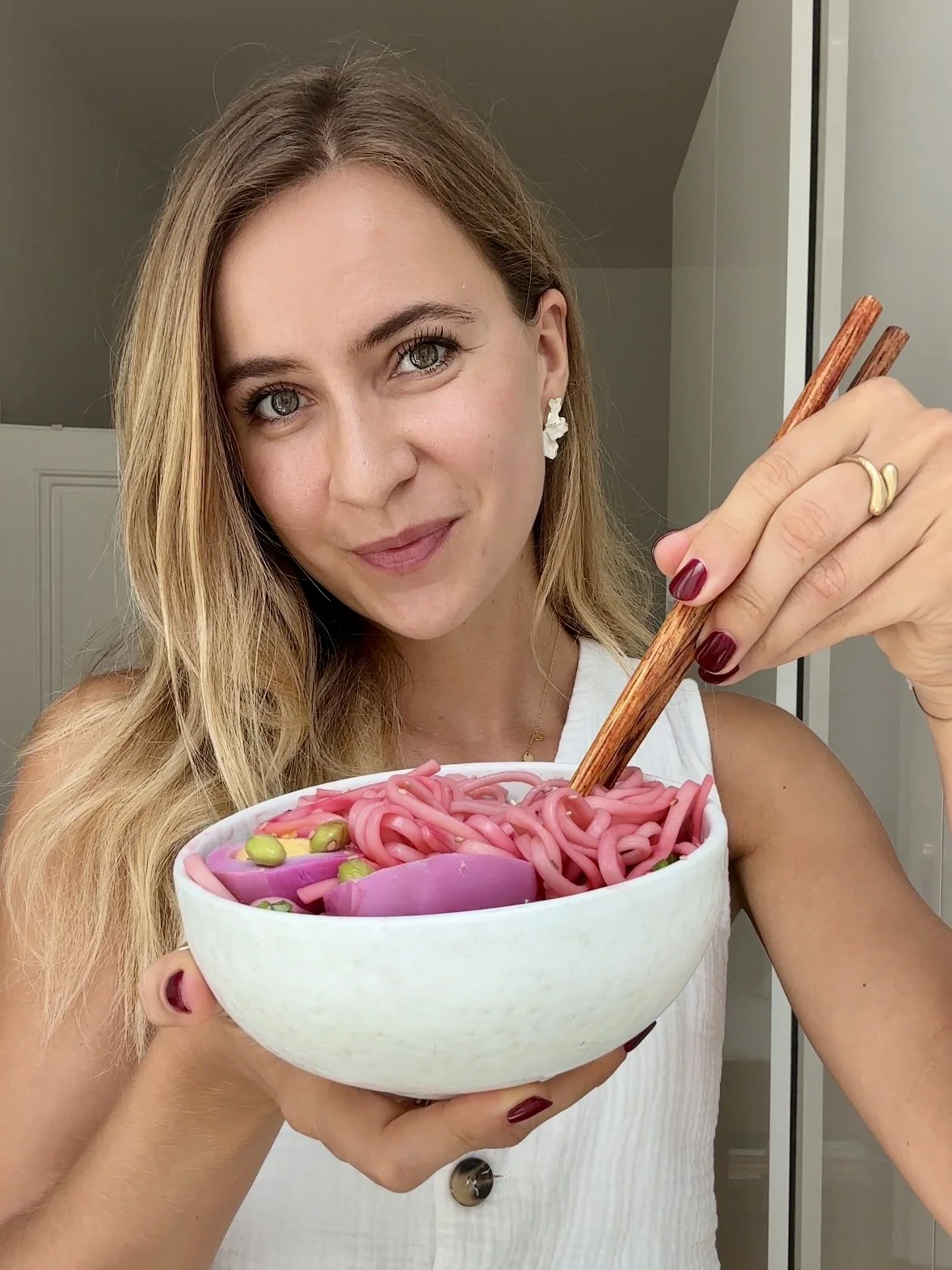 pretty-in-pink-ramen-recipe-quick-healthy-easy-magda-mag-das-rote-rübe-nudeln-soba-vegan-veggie-rezept-gesund-lunch-meal-prep-edamame-plant-based-einfach