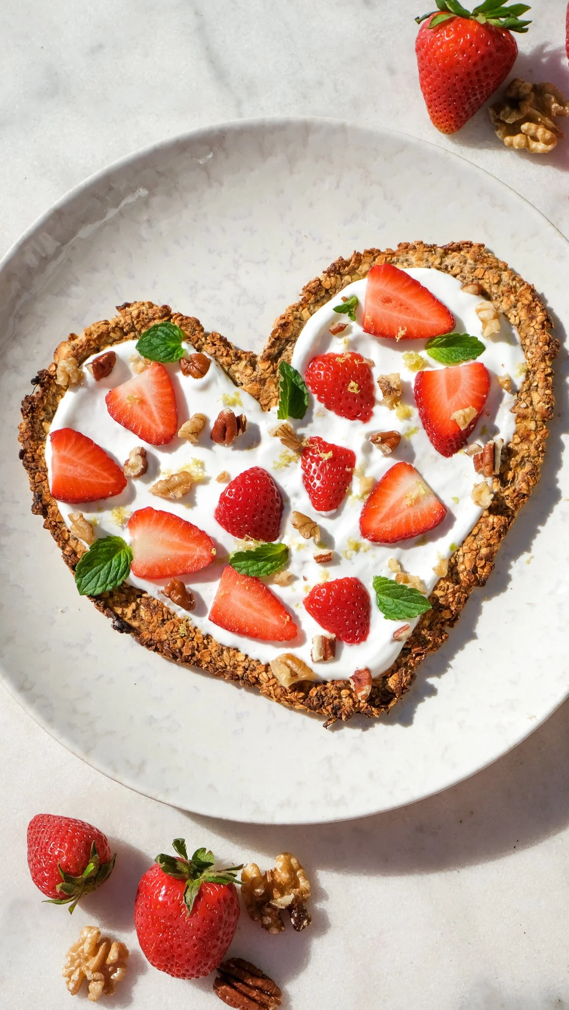 muttertagsrezept-herz-fruehstueckspizza-mit-erdbeeren-strawberry-recipe-mothersday-breakfast-brunch-easy-oats-haferflocken-skyr-nüsse-walnüsse-erdbeere