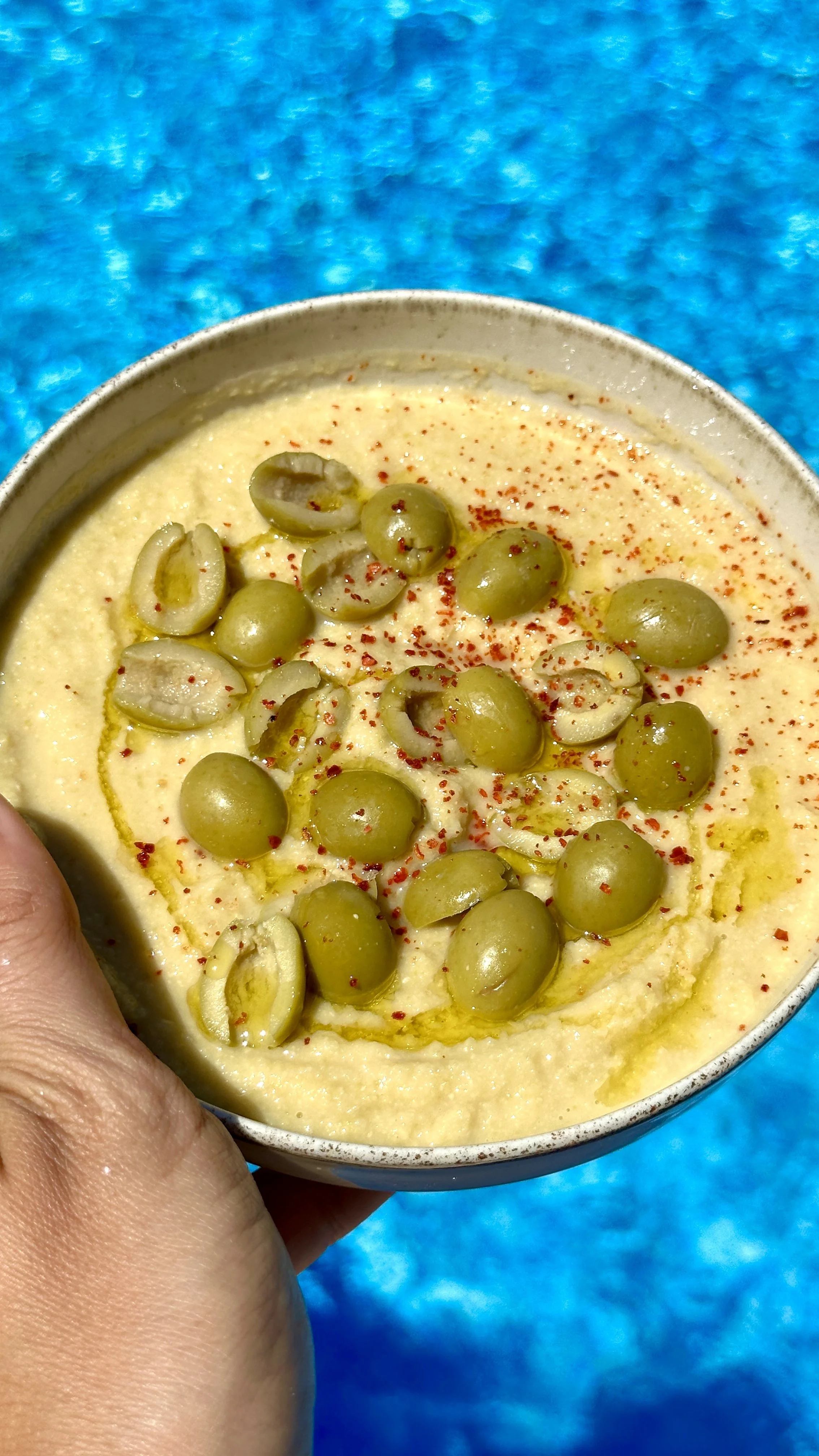 cremiger-oliven-hummus-mein-mediterraner-lieblingsdip-im-sommer-magda-mag-das-spread-chickpeas-vegan-easy-spain-olives