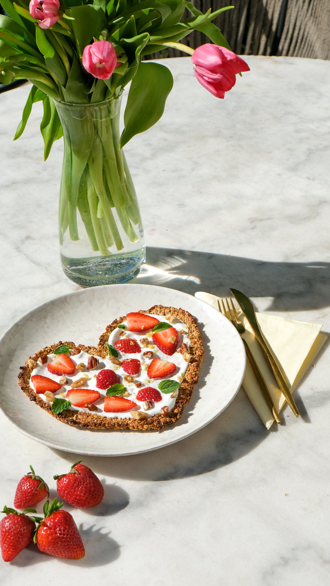 muttertagsrezept-herz-fruehstueckspizza-mit-erdbeeren-strawberry-recipe-mothersday-breakfast-brunch-easy-oats-haferflocken-skyr-nüsse-walnüsse-erdbeere