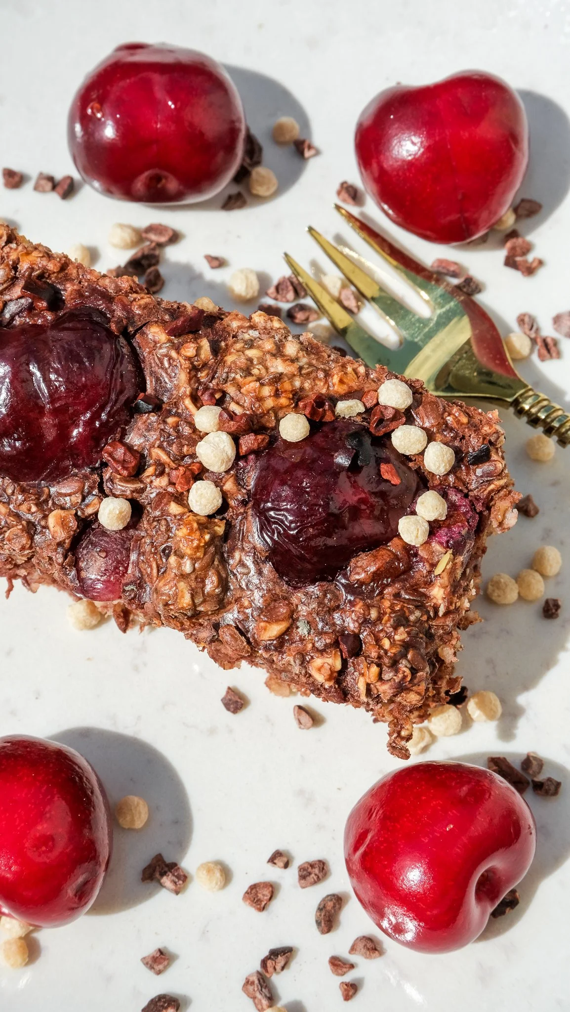 black-forest-schwarzwlder-kirsch-cherry-baked-oats-haferflocken-breakfast-frühstück-protein-mealprep-schwarzwälder-kirschen-rezept-magda-mag-das-recipe-einfach-sommer-chocolate-schokolade