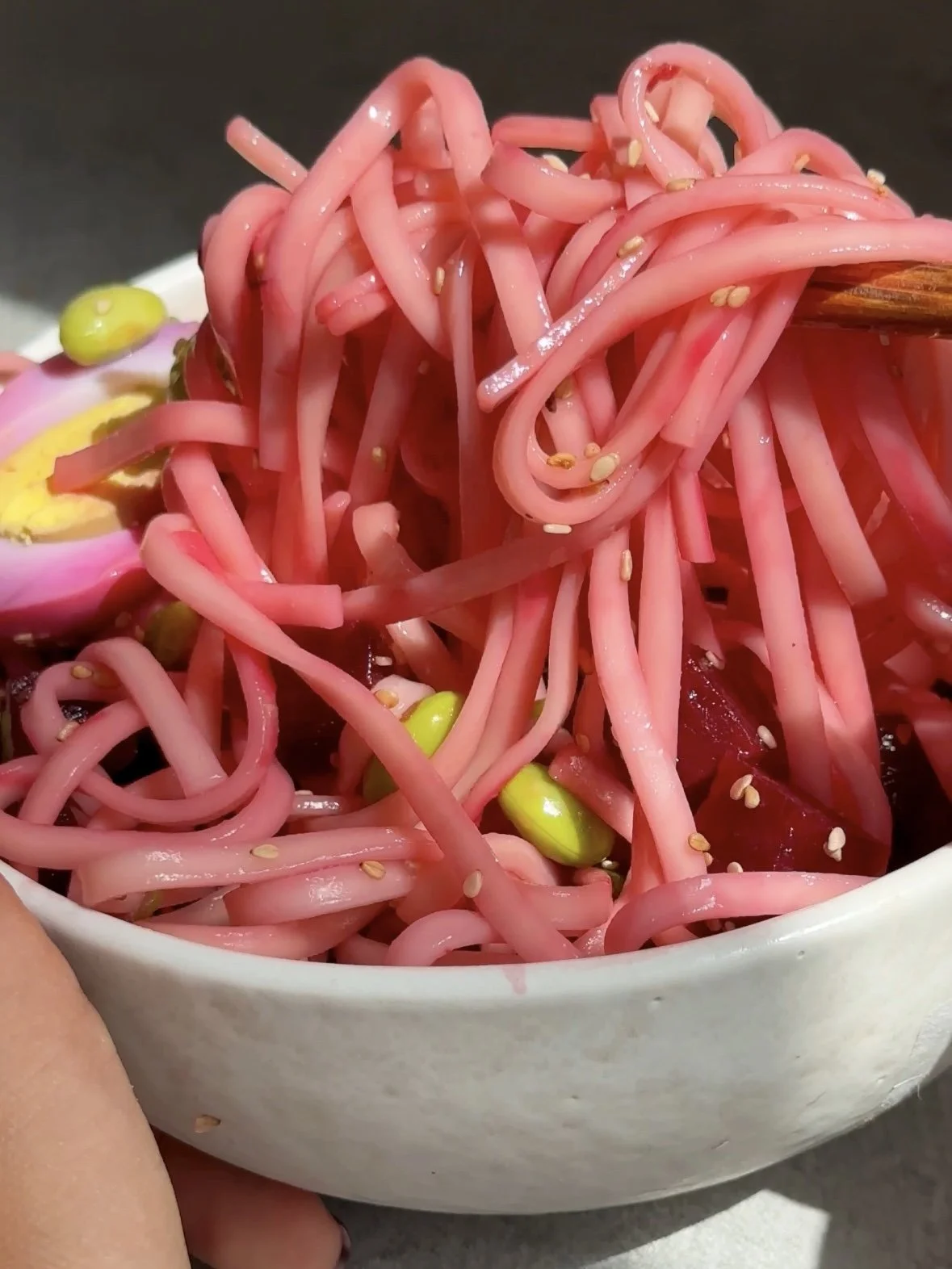 pretty-in-pink-ramen-recipe-quick-healthy-easy-magda-mag-das-rote-rübe-nudeln-soba-vegan-veggie-rezept-gesund-lunch-meal-prep-edamame-plant-based-einfach