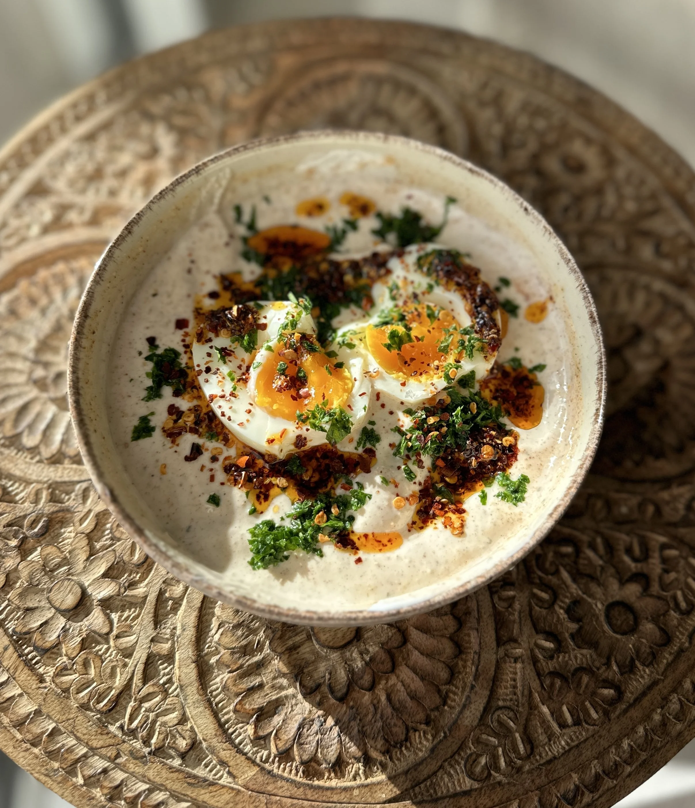 turkish-eggs-cilbir-eier-türkische-eier-magda-mag-das-rezept-recipe-frühstück-protein-skyr-einfach-brunch-healthy-proteinreich-eiweiß
