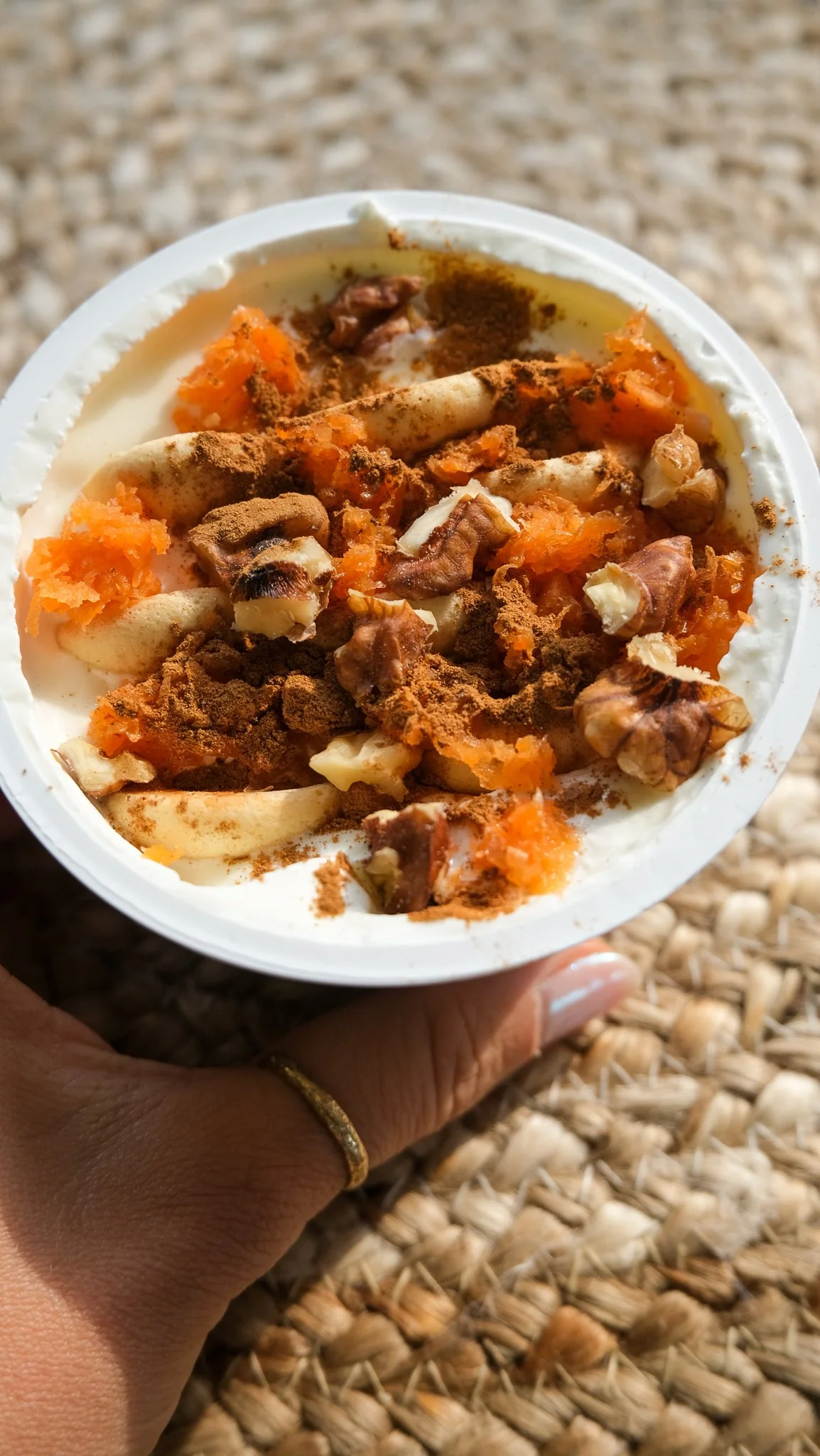 viral-carrot-cake-cheesecake-perfect-for-easter-brunch-ostern-frühstück-osterfest-karottenkuchen-käsekuchen-topfentorte-becher-einfach-rezept-frühling-spring