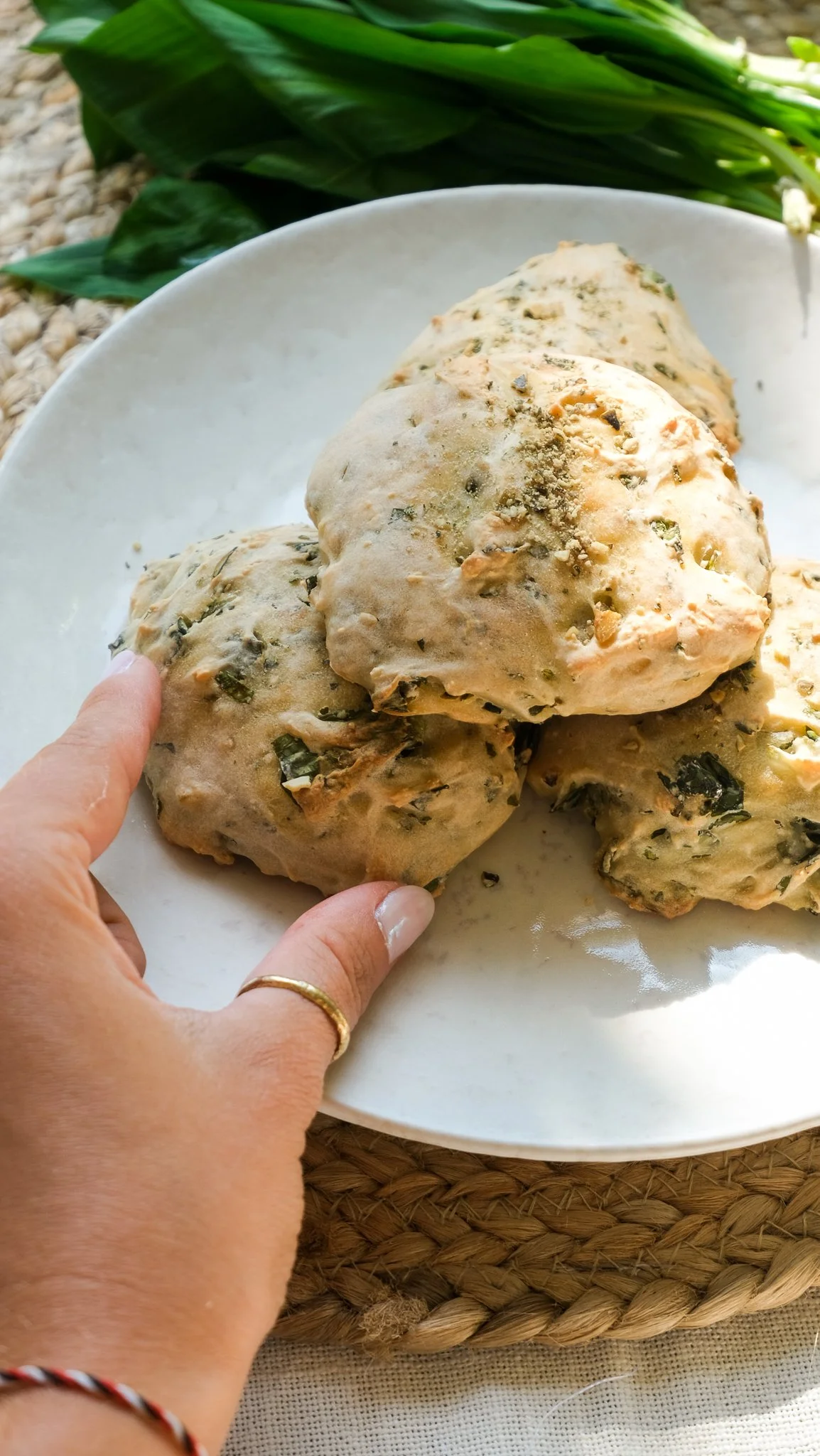 fluffy-kefir-wild-garlic-baerlauch-rolls-buns-gut-friendly-easy-einfach-frühling-weckerl-fluffig-darmfreundlich-knusprig-rezept-recipe-brot-backen