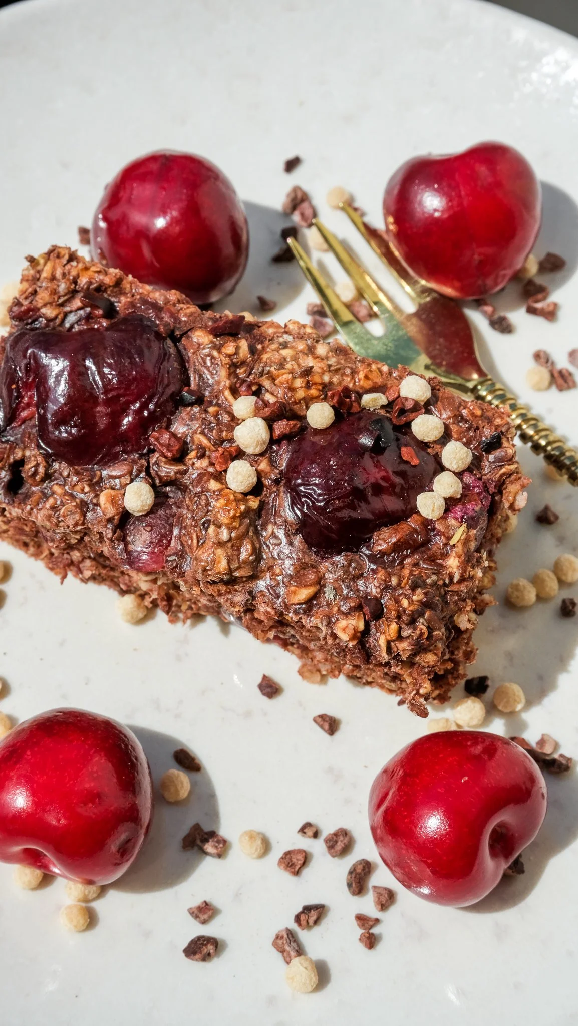 black-forest-schwarzwlder-kirsch-cherry-baked-oats-haferflocken-breakfast-frühstück-protein-mealprep-schwarzwälder-kirschen-rezept-magda-mag-das-recipe-einfach-sommer-chocolate-schokolade