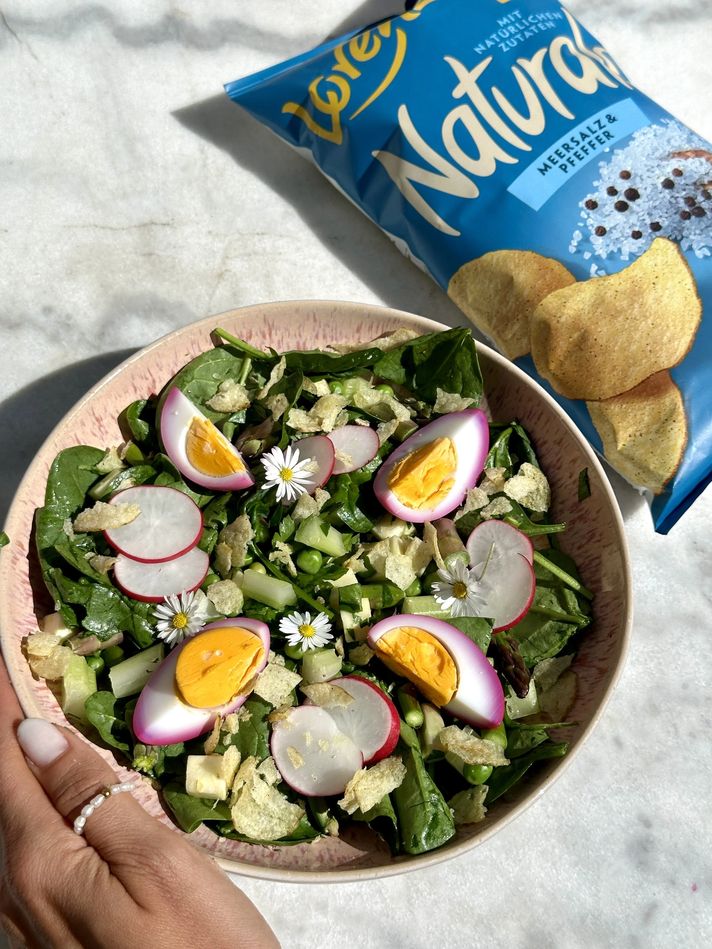 spargel-green-goddess-salat-mit-crunchy-topping-lorenz-chips-rezept-frühling-grün-einfach-frisch-knusprig-recipe-spring-asparagus-easy-magda-mag-das-vegan-veggie