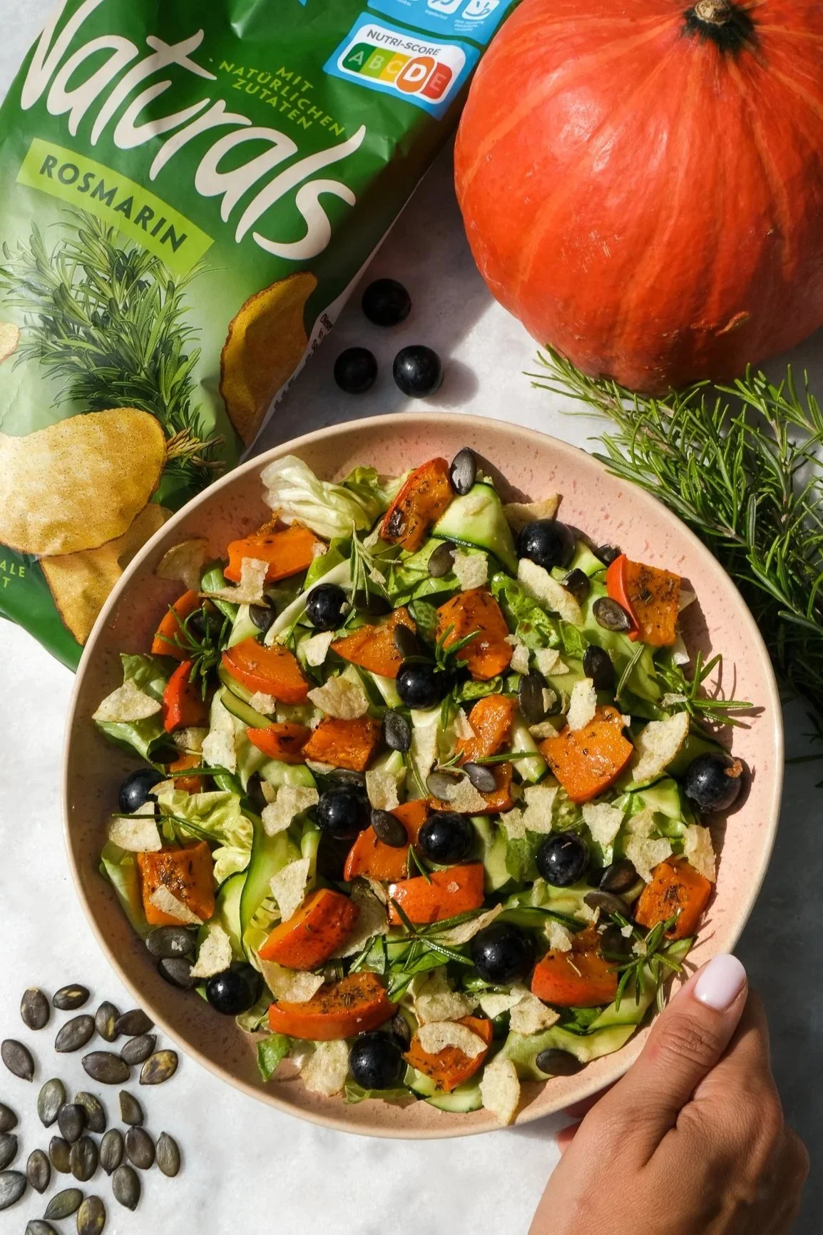 herbstlicher-kuerbis-salat-mit-rosmarin-crunch-magda-mag-das-trauben-pumpkin-rosemary-grapes-autumn-fall-vegan-veggie-easy-crunchy-chips-lorenz-salad-recipe-rezept