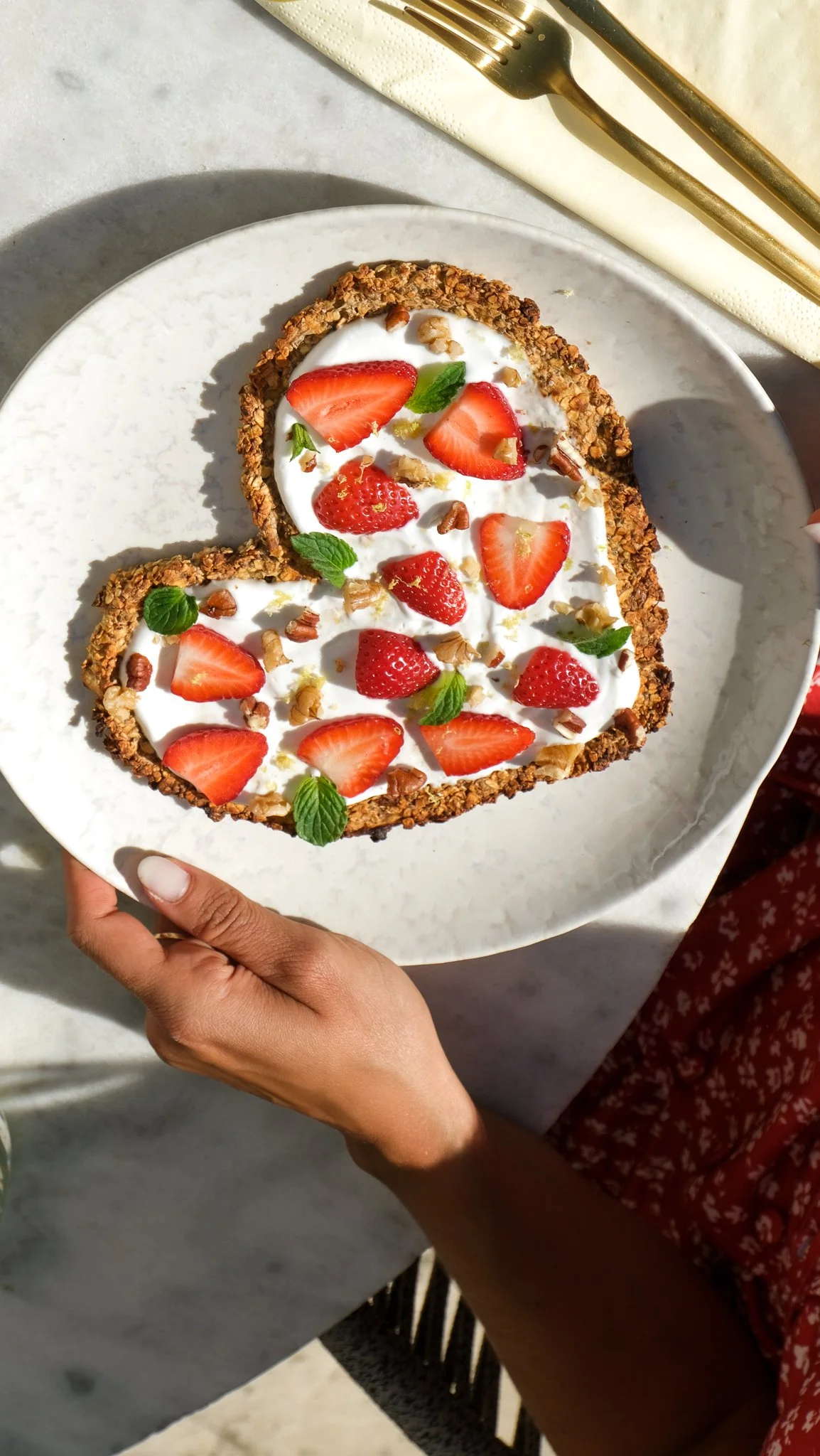 muttertagsrezept-herz-fruehstueckspizza-mit-erdbeeren-strawberry-recipe-mothersday-breakfast-brunch-easy-oats-haferflocken-skyr-nüsse-walnüsse-erdbeere
