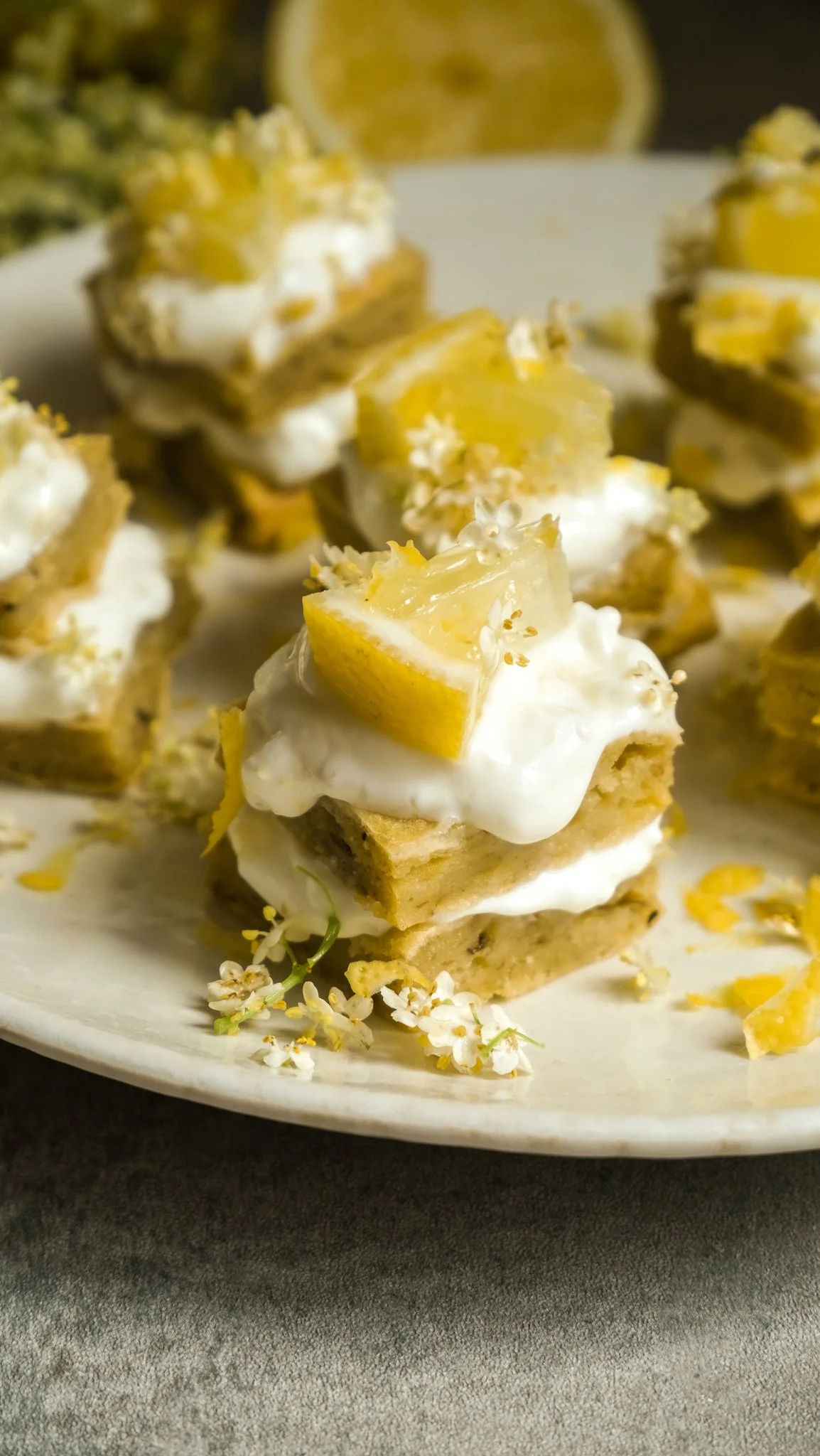 elderflower-lemon-slices-your-new-favorite-summer-treat-magda-mag-das-rezept-recipe-holler-holunder-zitronen-törtchen-einfach-backen-baking-sommer-skyr-protein-easy