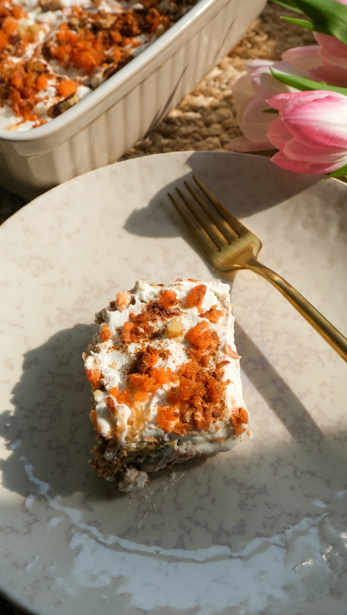high-protein-baked-carrot-cake-oats-perfect-for-easter-ostern-karottenkuchen-frühstück-ostern-brunch-einfach-rezept-skyr-karotten-rübli-oatmeal